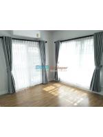 ติดผ้าม่าน สีเทา และม่านโปร่ง สีขาว ที่บ้านเดี่ยว ย่านบางนา