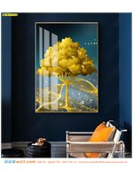 ปริ้นวอลเปเปอร์ ตกแต่งห้องนั่งเล่น โทนสีเข้มเท่ๆ ประดับภาพต้นไม้สีทอง สวยหรู