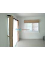 ติดผ้าม่านตาไก่ และม่านพับ สีครีม ที่บ้านเดี่ยวเพอร์เฟค พาร์ค บางนา