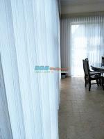 ติดผ้าม่านจีบอัดกลีบ แบบโปร่ง สีขาว พร้อมกล่องบังรางรอบห้อง