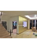 ผลงานติดวอลเปเปอร์ ลายเส้นขด สีเหลืองทอง ที่พัทยา