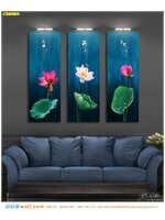 รับติด ภาพแคนวาส แต่งห้องนั่งเล่น ภาพใส่กรอบ ศิลปะเเบบจีนลายดอกบัวสีชมพูโดดเด่น ทำให้กำเเพงที่ดูว่างปล่าเเละน่าเบื่อ ให้ดูมีความน่าสนใจ