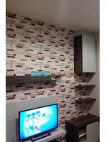 ผลงานติดวอลเปเปอร์ลายก้อนอิฐ สีน้ำตาลม่วง คอนโด ย่านรัชดา