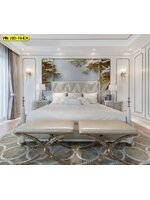 วอลเปเปอร์ต้นไม้โทนทองขาวช่วยเพิ่มความสงบให้หัวเตียงและเติมความหรูให้ห้องนอนดูอบอุ่นขึ้น