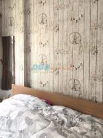 ตัวอย่างติดวอลเปเปอร์ลวดลายไม้เก่า ที่คอนโดทิวลิป ย่านพุทธมณฑล