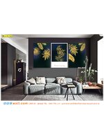 ปริ้นวอลเปเปอร์ ตกแต่งห้องนั่งเล่น ด้วยวาดภาพใส่กรอบเเบบใบไม้สีทองพื้นหลังสีเข้ม ดูหรูหรามีเสน่ห์น่าค้นหา