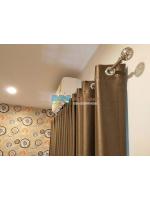 ติดผ้าม่าน สีน้ำตาลทอง หมู่บ้านกลางเมือง