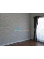 ตัวอย่างติดวอลเปเปอร์ลายอิฐ สีเทา ที่บ้านเดี่ยว พฤกลดาสุวรรณภูมิ