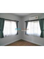 ติดผ้าม่าน สีเทา และม่านโปร่ง สีขาว ที่บ้านเดี่ยว ย่านบางนา