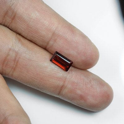โกเมนสีแดงหรืออัลมันไดท์ (Almandite Garnet) 1.60 กะรัต รูปร่างสีเหลี่ยมตัดมุม