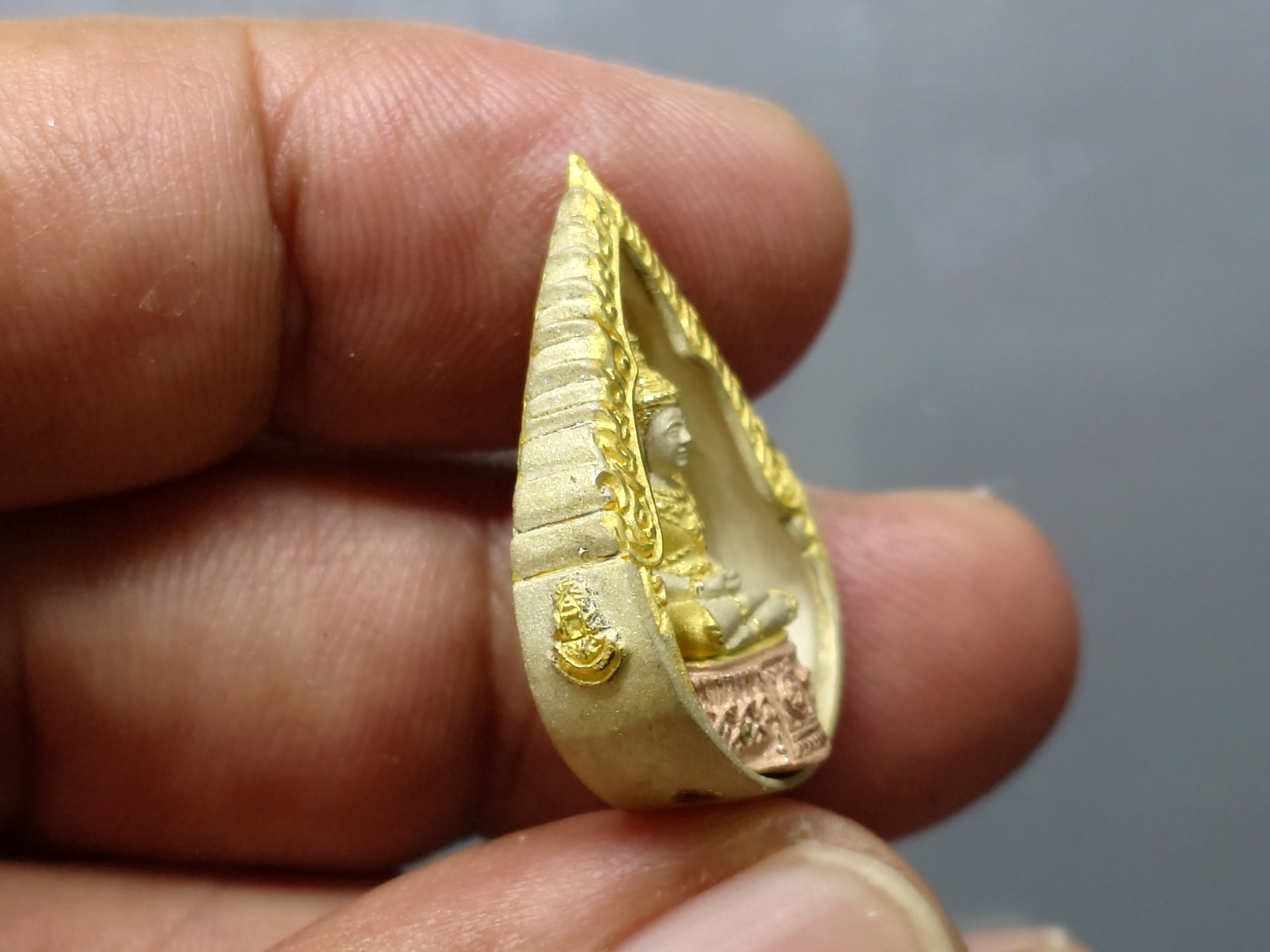 พระแก้ว 75 พรรษา รัชกาลที่9 เนื้อเงินสามกษัตริย์ พิมพ์หยดน้ำ ขนาดสูง 2.8 เซน ปี2545 พร้อมกล่องเดิม