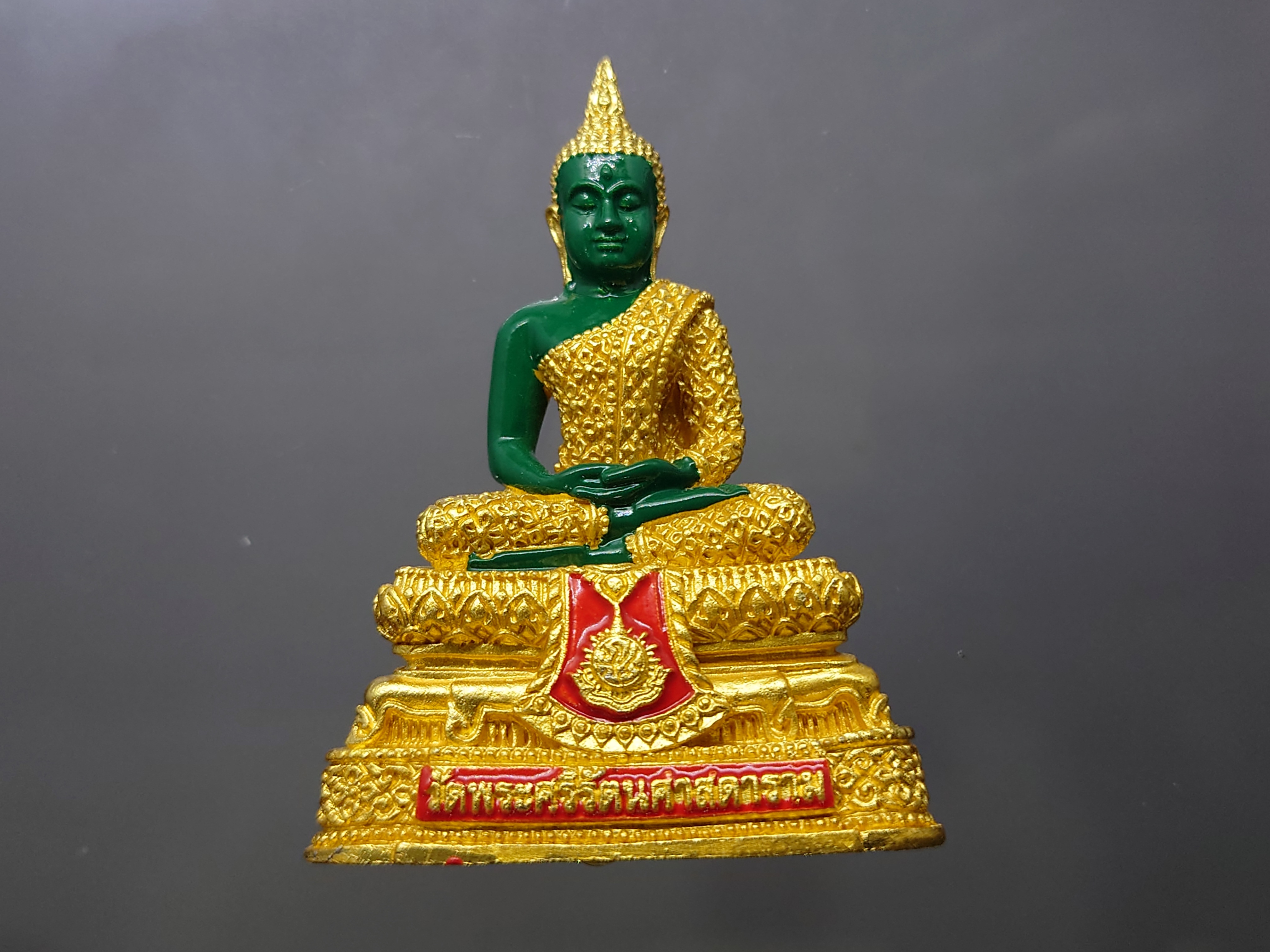 พระแก้วมรกต ทรงฤดูฝน (ขนาดสูง 6.3 เซน) เนื้อโลหะเคลือบสีเขียว เครื่องทรงชุบทอง สำนักพระราชวัง สร้าง พุทธาภิเษก ณ วัดพระศรีรัตนศาสดาราม พ.ศ.2547 ซีลเดิม รับประกันแท้