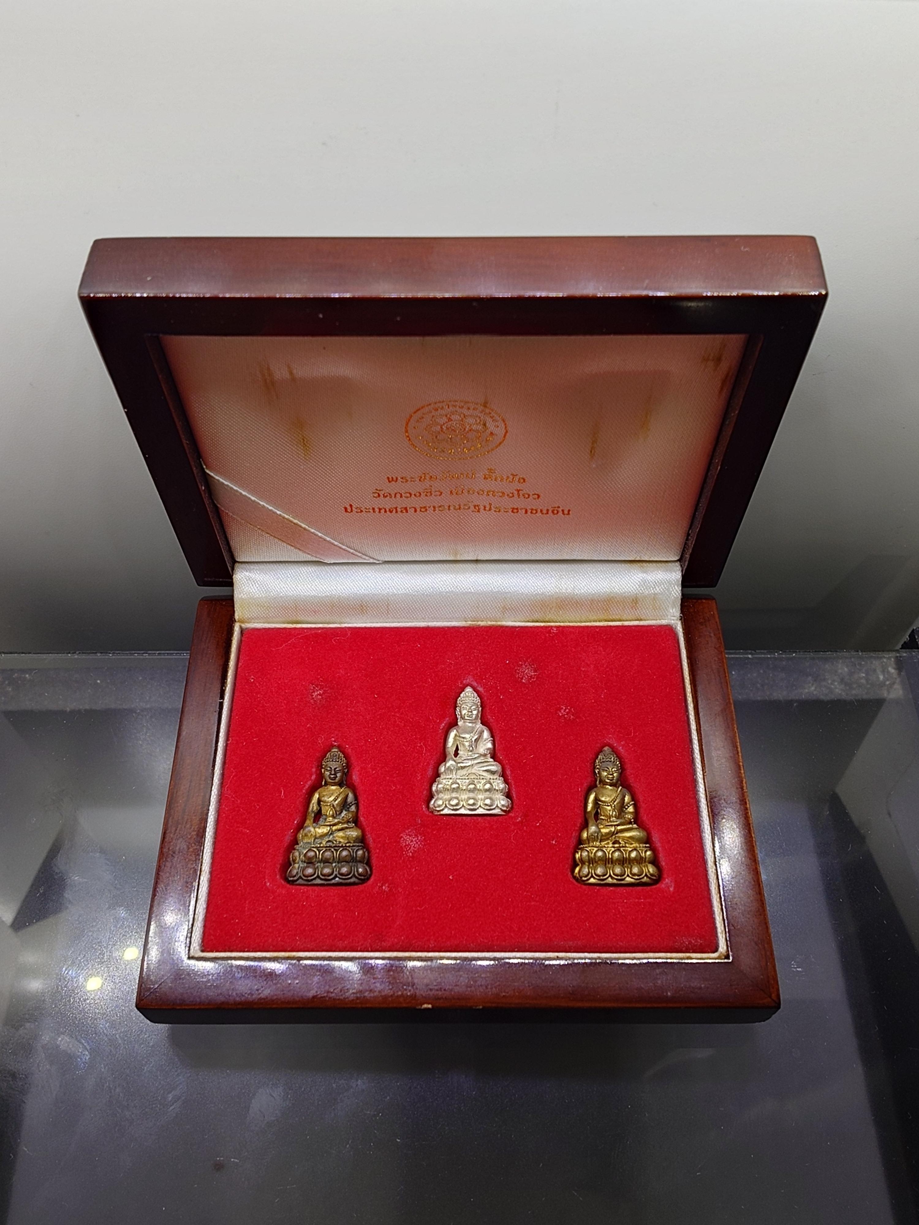 พระชัยวัฒน์ ตั๊กม้อ (เนื้อเงิน นวะ สัมฤทธิ์) ปลุกเสก 2 พิธีใหญ่ 2 แผ่นดินไทย-จีน วัดสุทัศนฯ-วัดกวงซิ่ว เมืองกวงโจว ประเทศจีน ปี2537 พร้อมกล่องเดิม