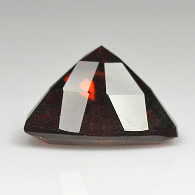 **ขายแล้ว**โกเมนสีม่วงเเดงหรือโรโดไลท์ (Rhodolite Garnet) 2.12 กะรัต ม่วงเเดงเข้ม รูปร่างดี ไฟดี
