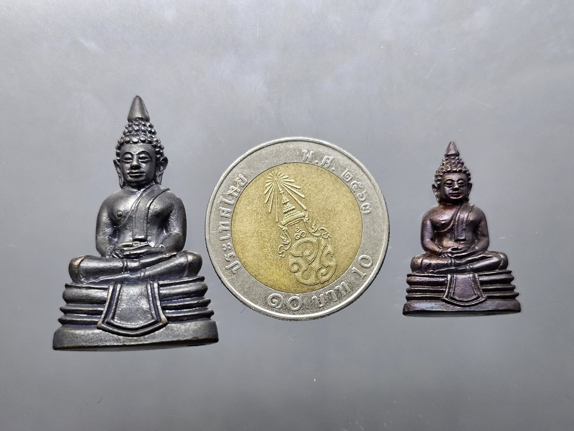 พระกริ่งพุทธโสธร "ชุด พิมพ์เล็ก พิมพ์ใหญ่" เนื้อโลหะรมดำ รุ่น ประวัติศาสตร์เปิดอาคารสำนักงาน ตำรวจแห่งชาติ พ.ศ.2543 พร้อมกล่องเดิม