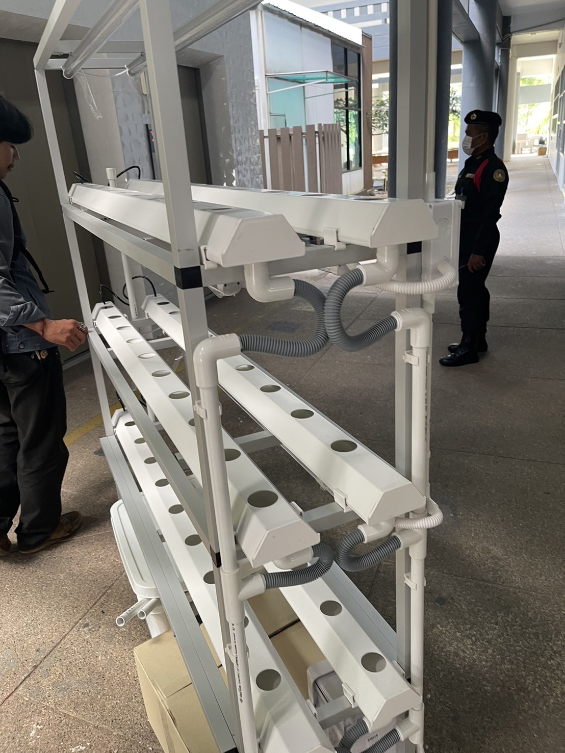 ชุดปลูกผักไฮโดรโปนิกส์ ขนาด 1.5 เมตร 6 รางปลูก พร้อมไฟ LED ปลูกได้ 54 ต้น