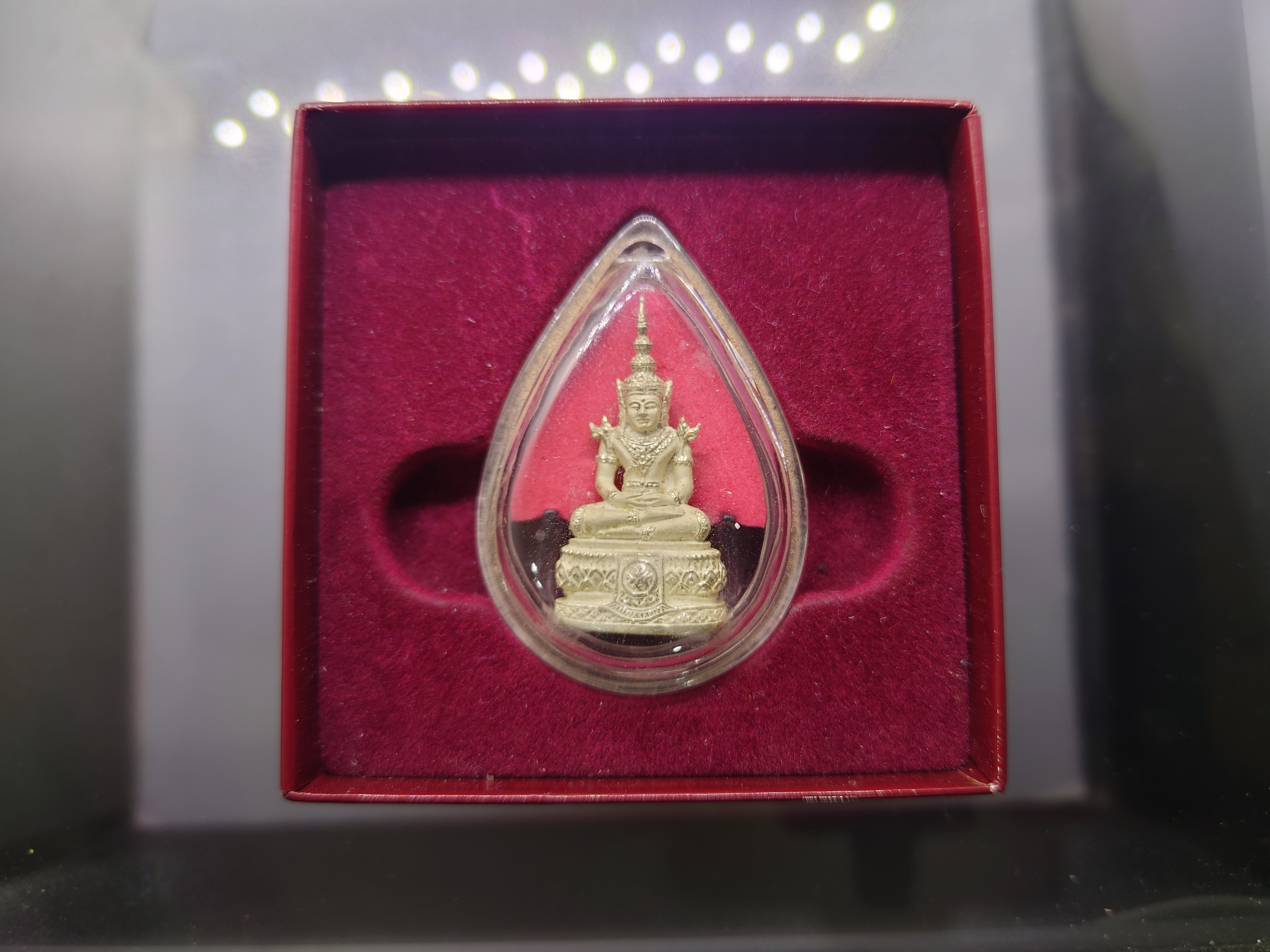 พระแก้ว 75 พรรษา รัชกาลที่9 เนื้อเงิน พิมพ์ใหญ่ ขนาดสูง 3.7 เซน ปี2545 พร้อมกล่องเดิม