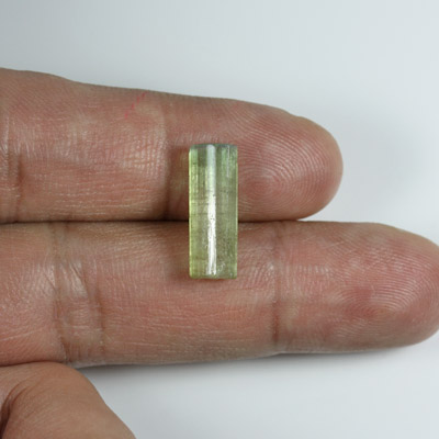 **ขายแล้ว**ผลึกทัวร์มาลีน (Tourmaline Crystal) 5.77 กะรัต สีเขียว เป็นแท่งรูปร่างดี