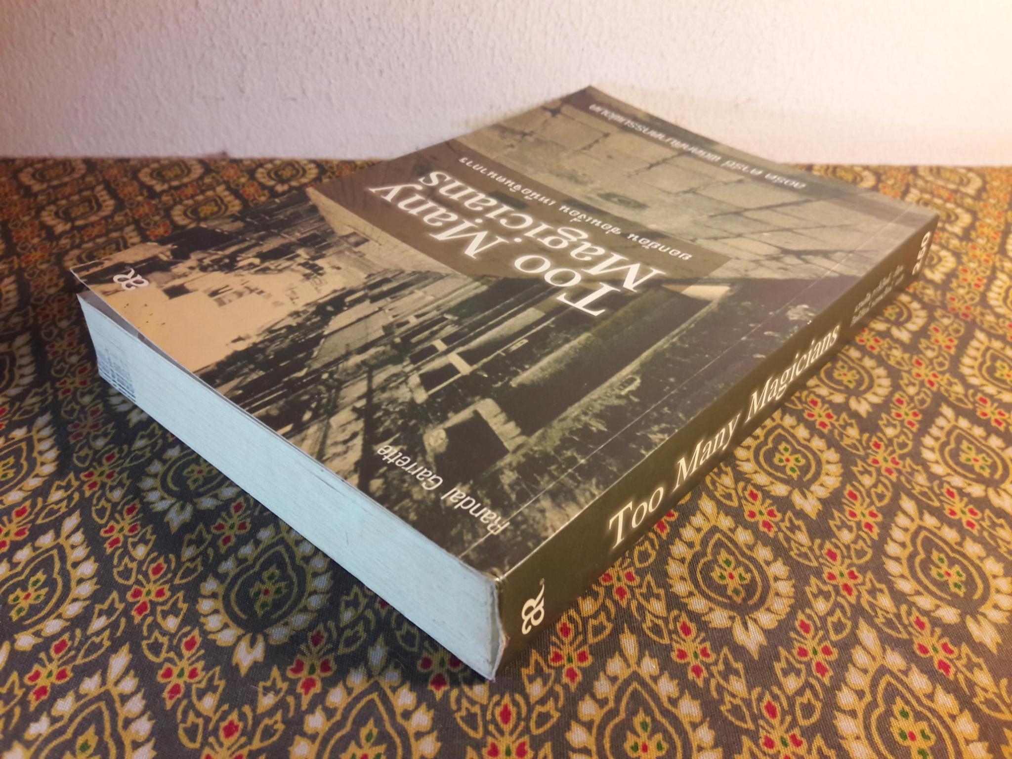 ลอร์ด ดาร์ซี่ พิชิตคดีฆาตกรรมพ่อมด Too Many Magicians