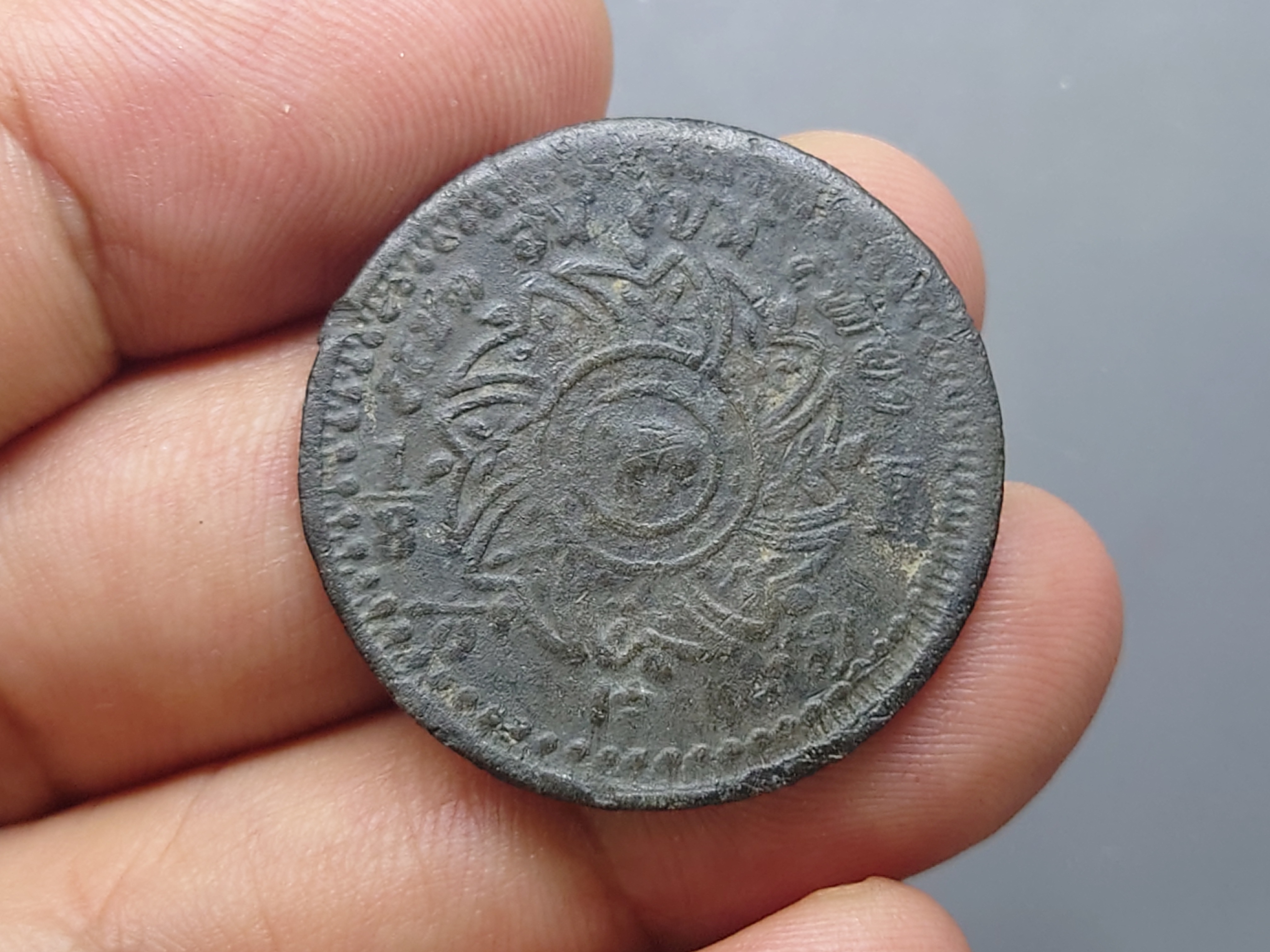 เหรียญอัฐ ดีบุก พระมหามงกุฎ-ช้างในพระแสงจักร (พระมหามงกุฎ-ช้างใหญ่) สมัยรัชกาลที่4 ปี2405 ผ่านใช้