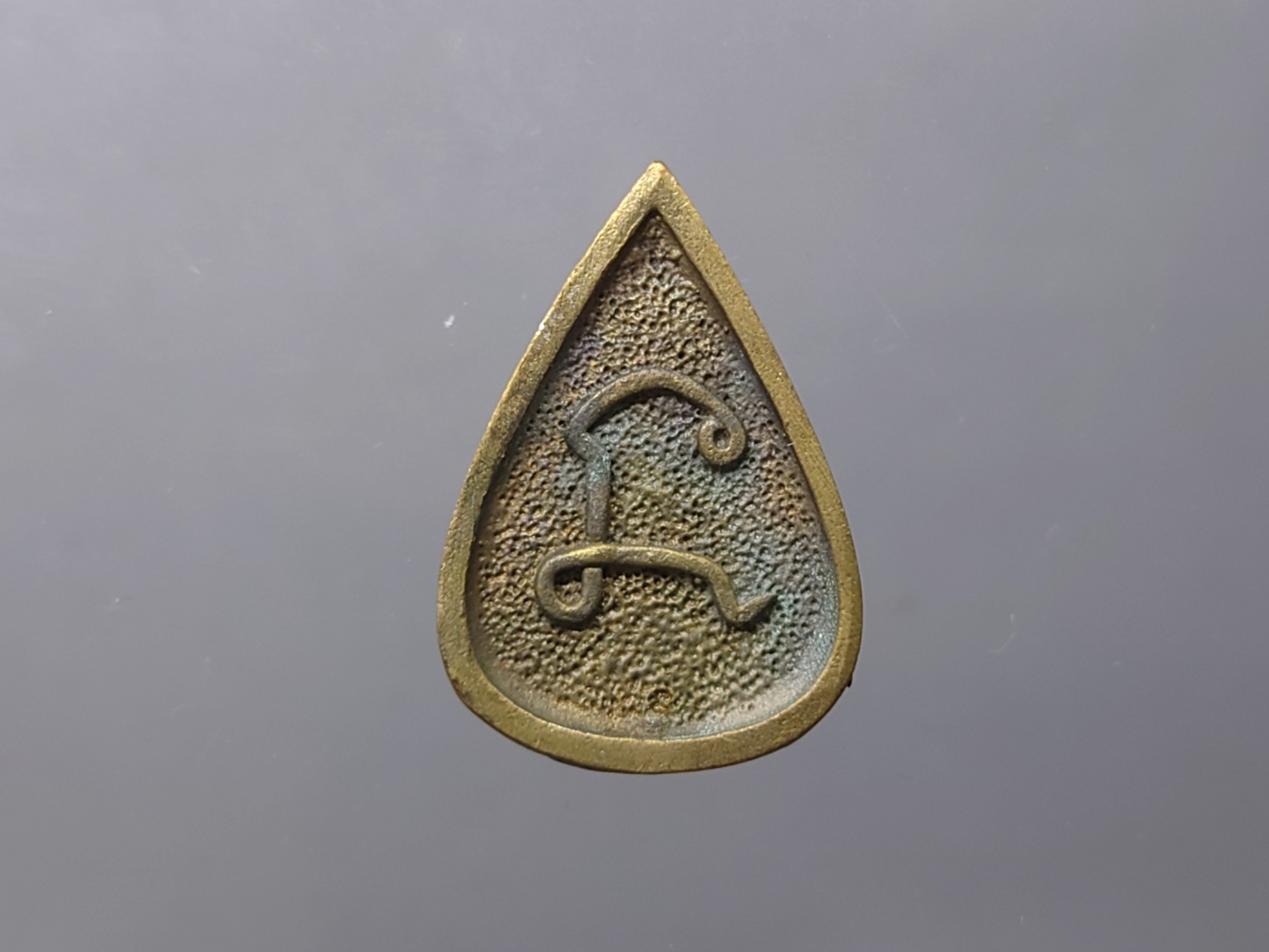 พระแก้วมรกต ทรงเครื่องฤดูฝน เนื้อนวะ รุ่น 23 ตุลามหามงคล พิมพ์ใบโพธิ หลวงพ่อเกษม เขมโก ปลุกเสก สำนักสุสานไตรลักษณ์ ลำปาง ปี2538 พร้อมกล่องเดิม