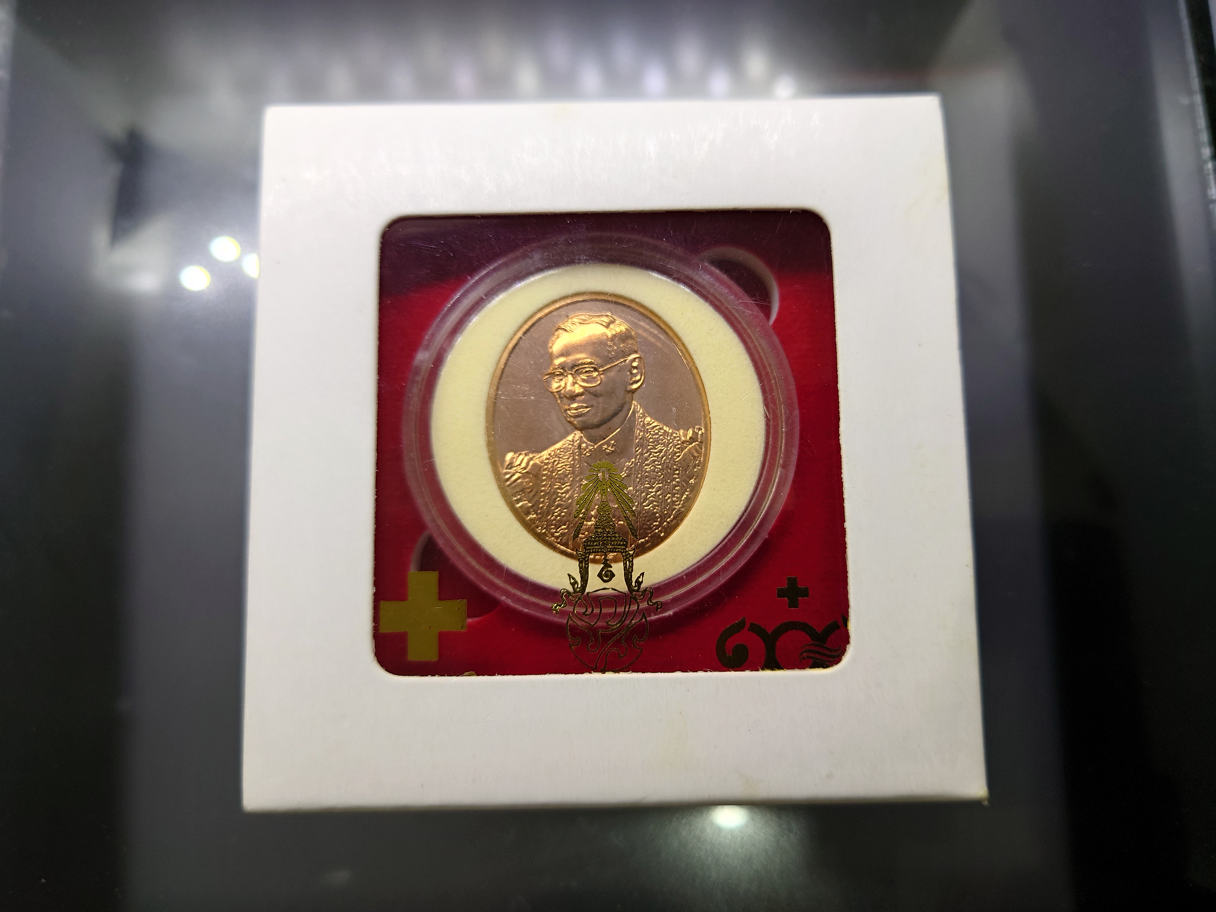 เหรียญที่ระลึก 100 ปี ร.พ.จุฬาฯ สภากาชาดไทย เนื้อเงิน พระบรมรูป รัชกาลที่9 หลัง ภปร พ.ศ.2557 พร้อมกล่องเดิม