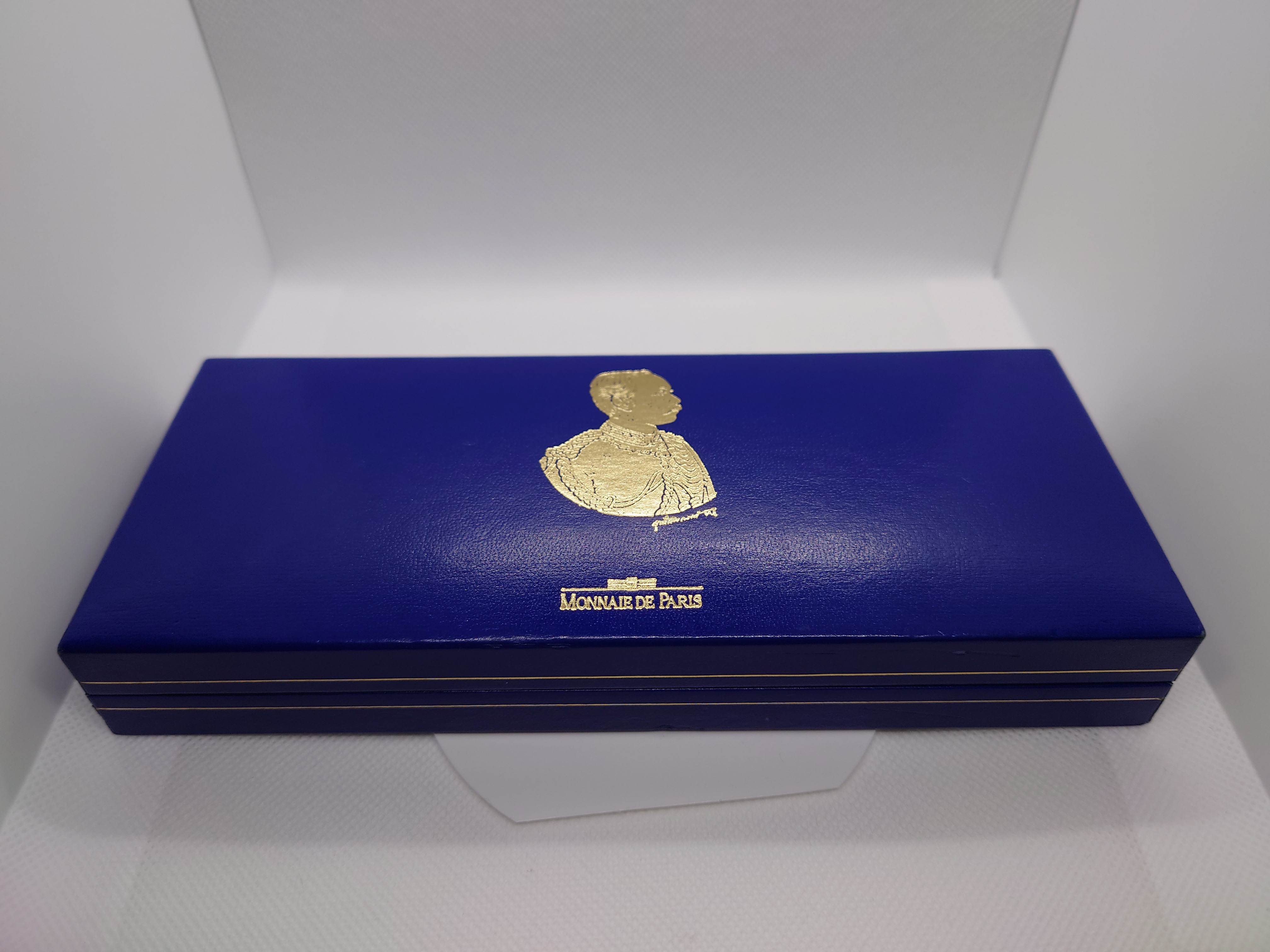 เหรียญรัชกาลที่5 หลัง จปร.(ชุด3เหรียญ เนื้อทองคำ 99.99% หนัก 30 กรัม เนื้อเงิน ทองแดง)บล็อกโมเน่ร์ เดอ ปารีส รุ่นกาญจนาภิเษก ปี2539 พร้อมกล่องเดิม
