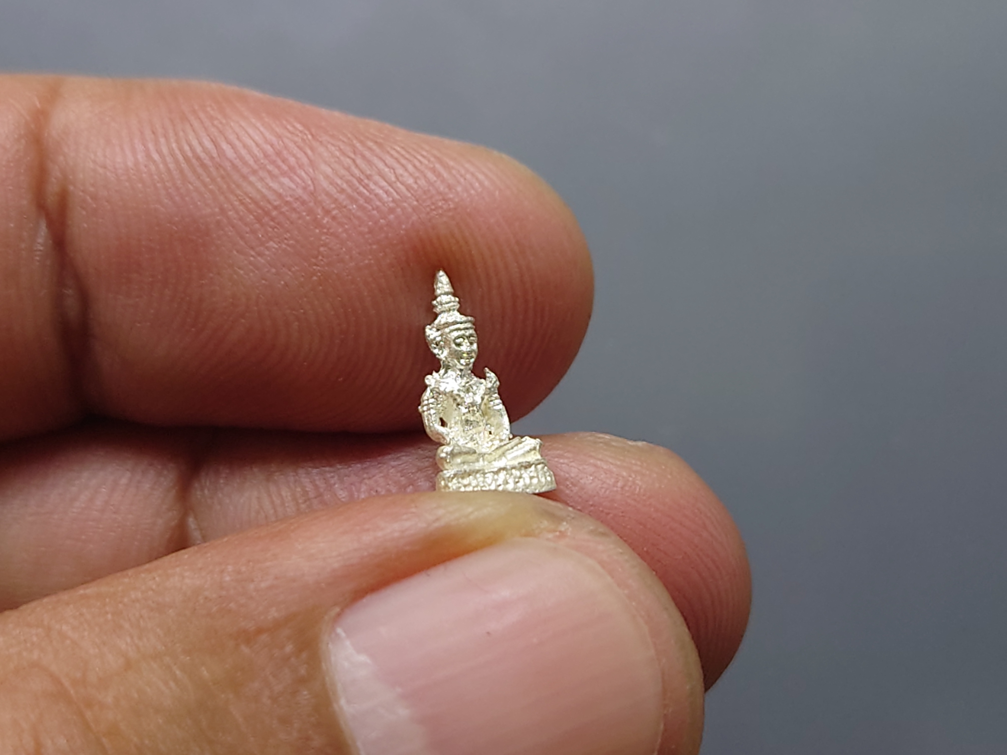 พระแก้วมรกต ทรงฤดูร้อน รุ่นเทอดพระเกียรติ เนื้อเงิน พิมพ์จิ๋ว สูง 1.1 ซ.ม.มหาพุทธาภิเษก ณ วัดพระศรีรัตนศาสดาราม (วัดพระแก้ว) ปี2540 พร้อมตลับเดิม