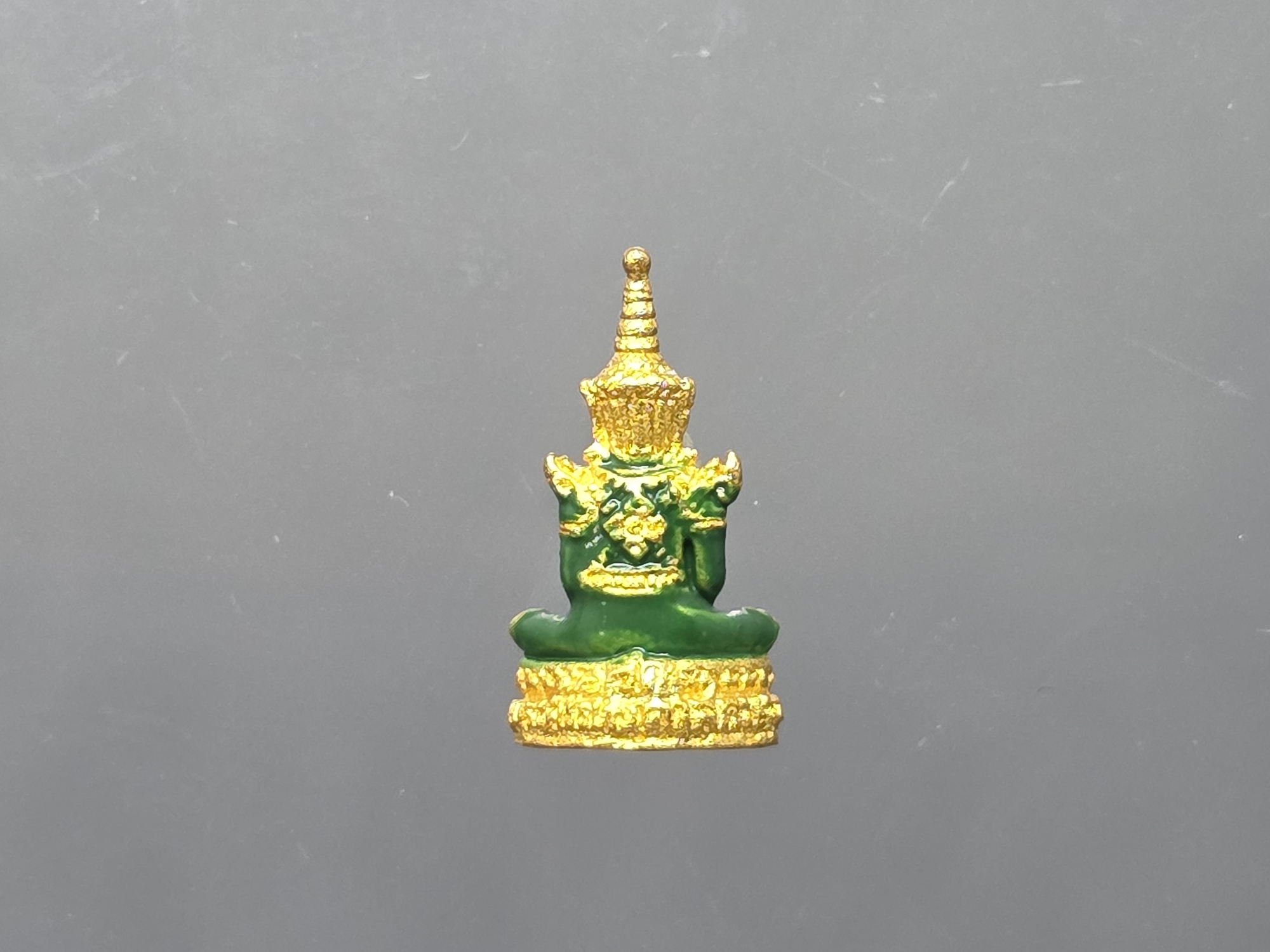 พระแก้วมรกต ทรงเครื่องฤดูร้อน เนื้อโลหะเคลือบสีเขียว เครื่องทรงชุบทอง (พิมพ์จิ๋ว 1.6 ซม.) สำนักพระราชวัง สร้าง พุทธาภิเษก ณ วัดพระศรีรัตนศาสดาราม พ.ศ.2547