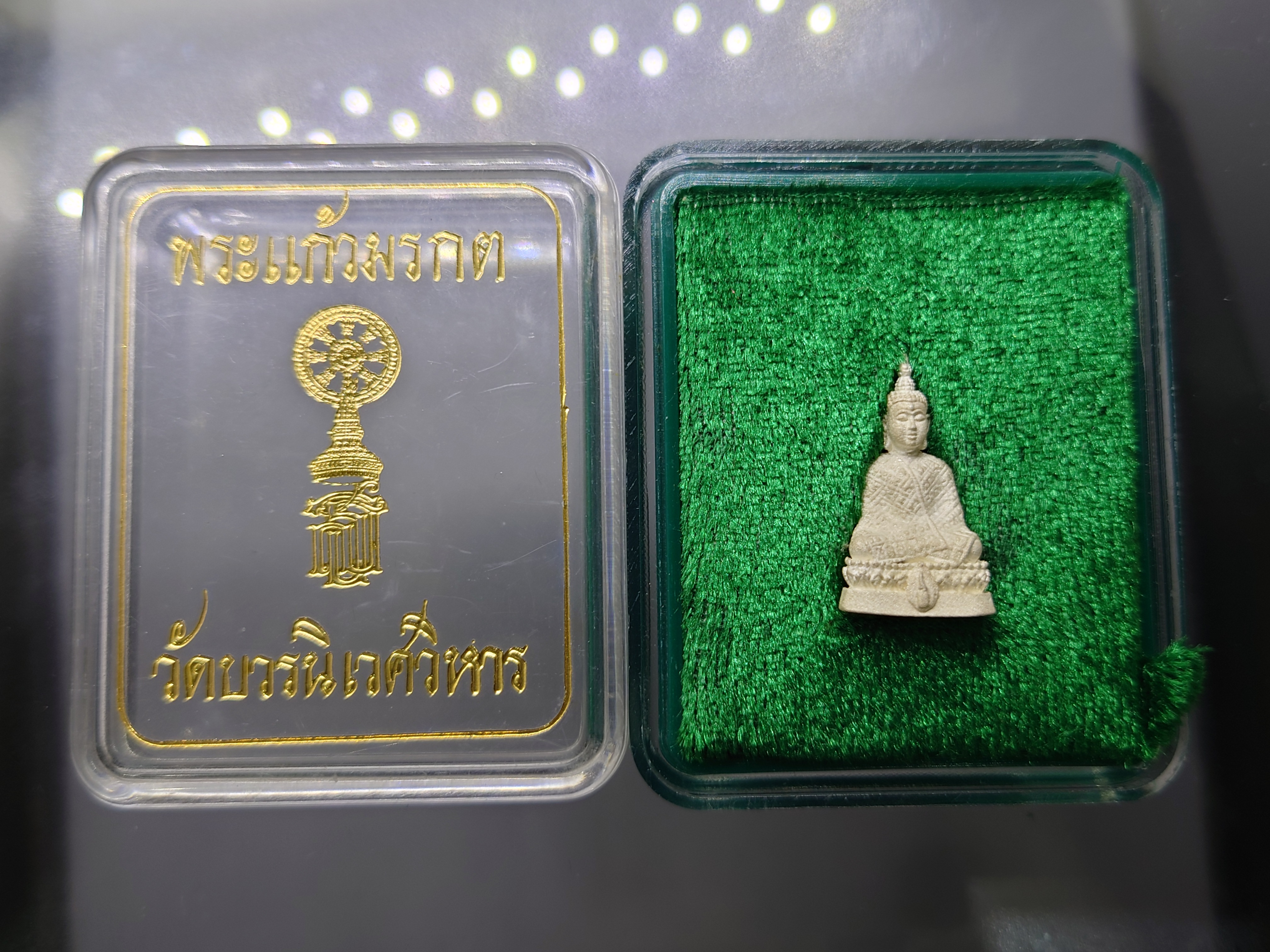 พระแก้วมรกต สธ.ทรงฤดูหนาว ลอยองค์ เนื้อเงินพ่นทราย สมเด็จพระเทพฯจัดสร้าง วัดบวรนิเวศวิหาร ปี 2538 พร้อมกล่องเดิม รับประกันแท้