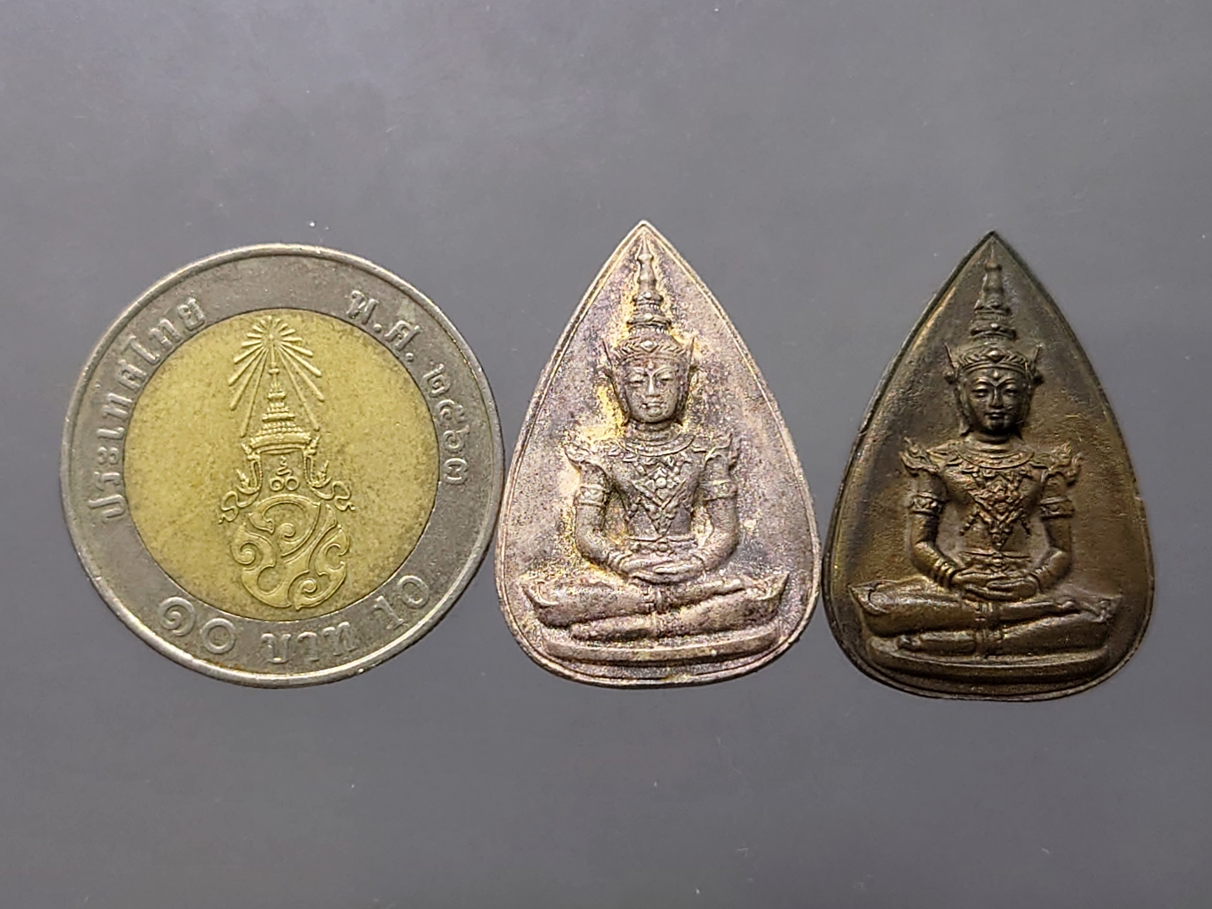 พระแก้วมรกต หลังพระนามาภิไธย ส.ก.รุ่นเฉลิมพระเกียรติ 60 พรรษา มหาราชินี (เนื้อเงิน-นวะ) พุทธาภิเษก ณ วัดบวรนิเวศวิหาร พ.ศ.2537 พร้อมกล่องเดิม