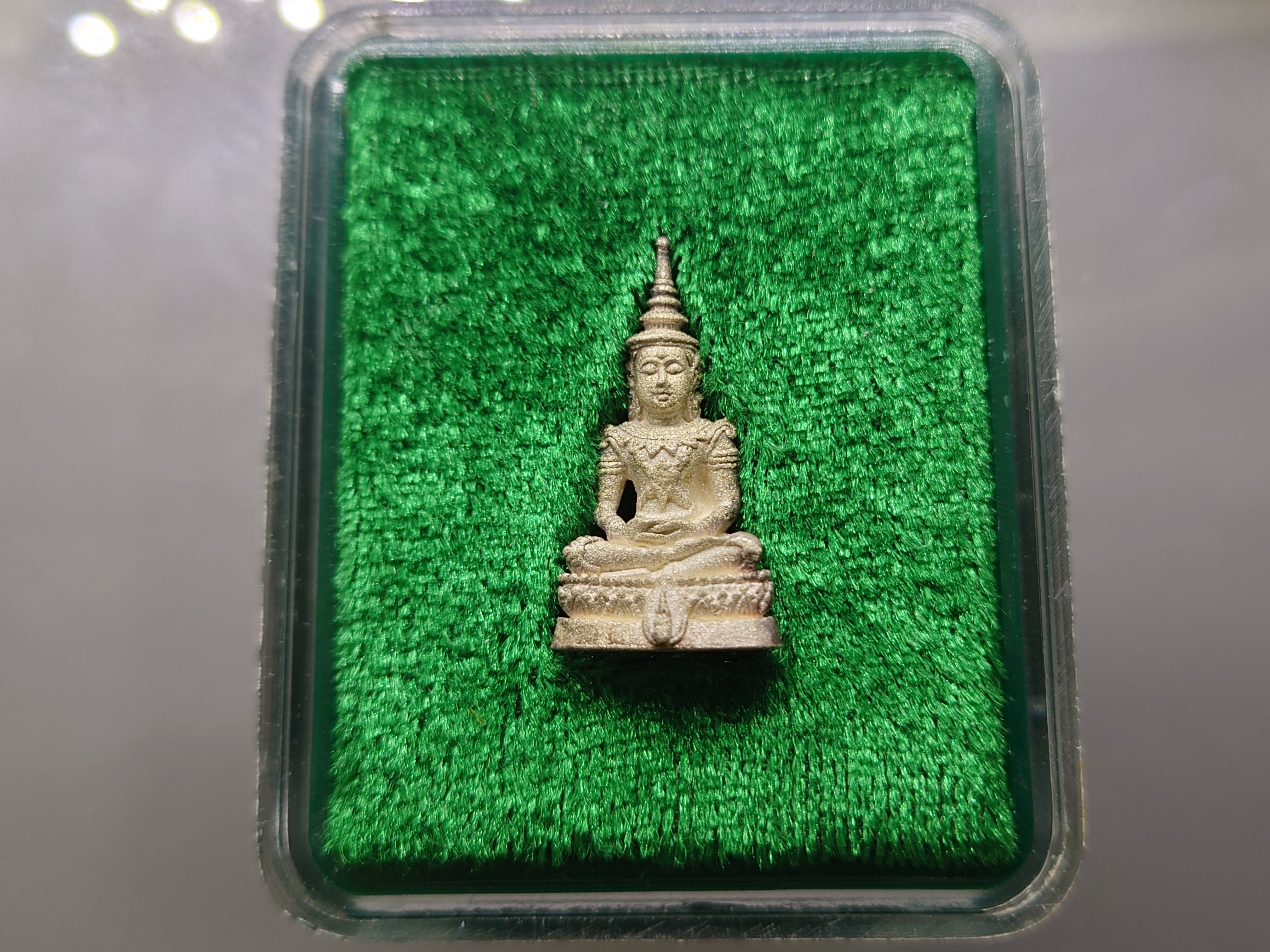 พระแก้วมรกต สธ.ทรงฤดูร้อน ลอยองค์ เนื้อเงินพ่นทราย สมเด็จพระเทพฯจัดสร้าง วัดบวรนิเวศวิหาร ปี 2538 พร้อมกล่องเดิม รับประกันแท้