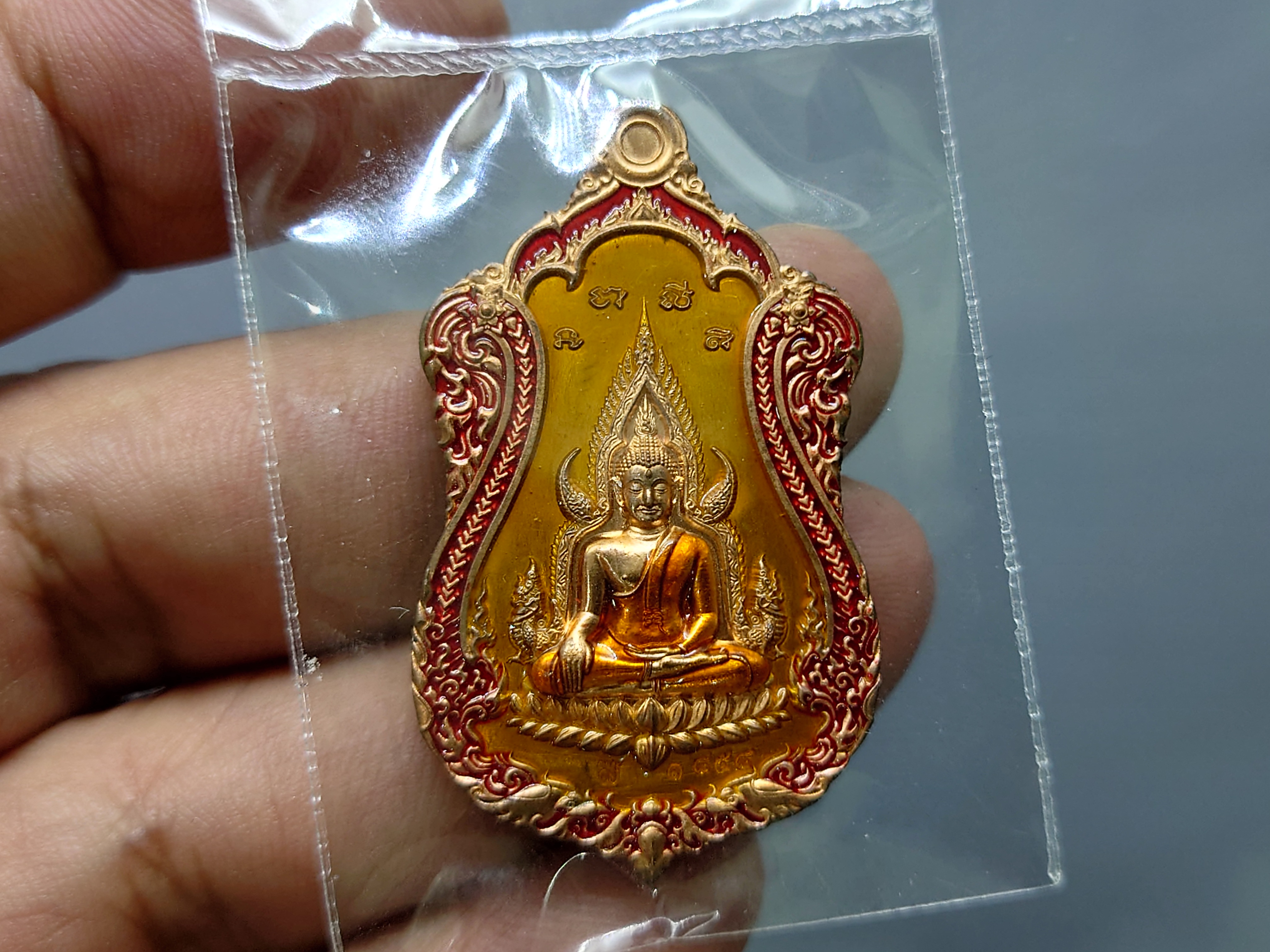 พระพุทธชินราช หลัง ท้าวเวสสุวรรณ รุ่นขุมทรัพย์มหาเทพ เนื้อทองแดงลงยา 2 หน้า พื้นเหลือง วัดสุทัศน์ๆ มูลนิธิมิราเคิ่ลออฟไลฟ์ๆ จัดสร้าง ปี2565