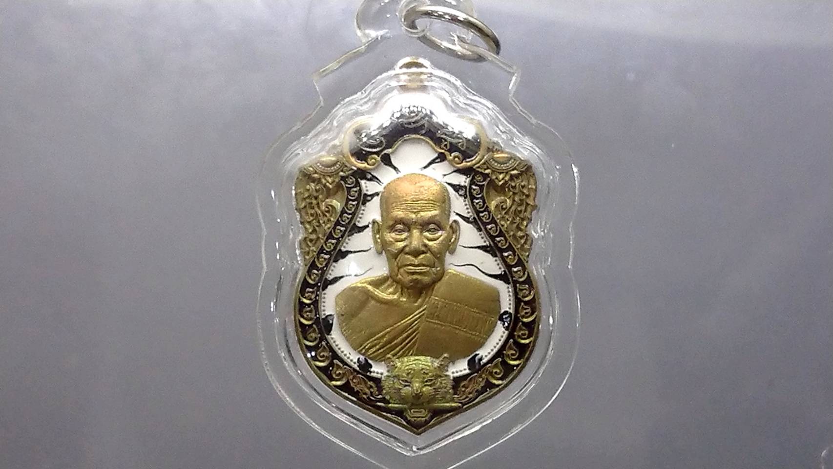 เหรียญเสมาเสือคาบดาบ รุ่น2 เนื้อชนวน ลงยาเสือขาว ซุ้มดำขอบดำ หลวงพ่อพัฒน์ วัดห้วยด้วน โคท 60