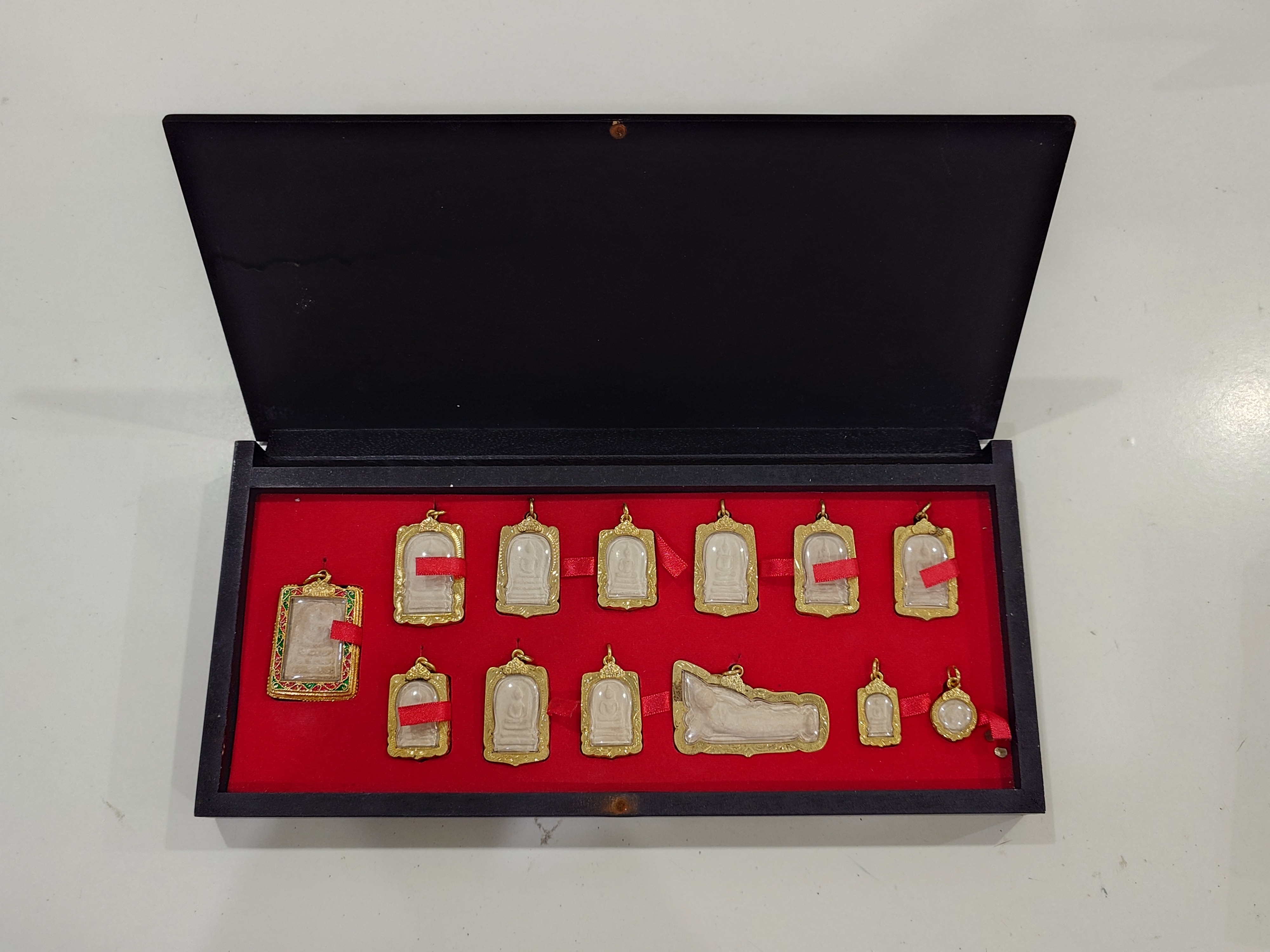 พระสมเด็จบางขุนพรหม ย้อนยุค 09 (ชุดกรรมการ 13 องค์ ) เนื้อผงสมเด็จเก่า จัดสร้างโดยวัดระฆังโฆสิตาราม วรมหาวิหาร คณะ ๙ พร้อมเลี่ยมกรอบไมคอน ปี2557 กล่องเดิม