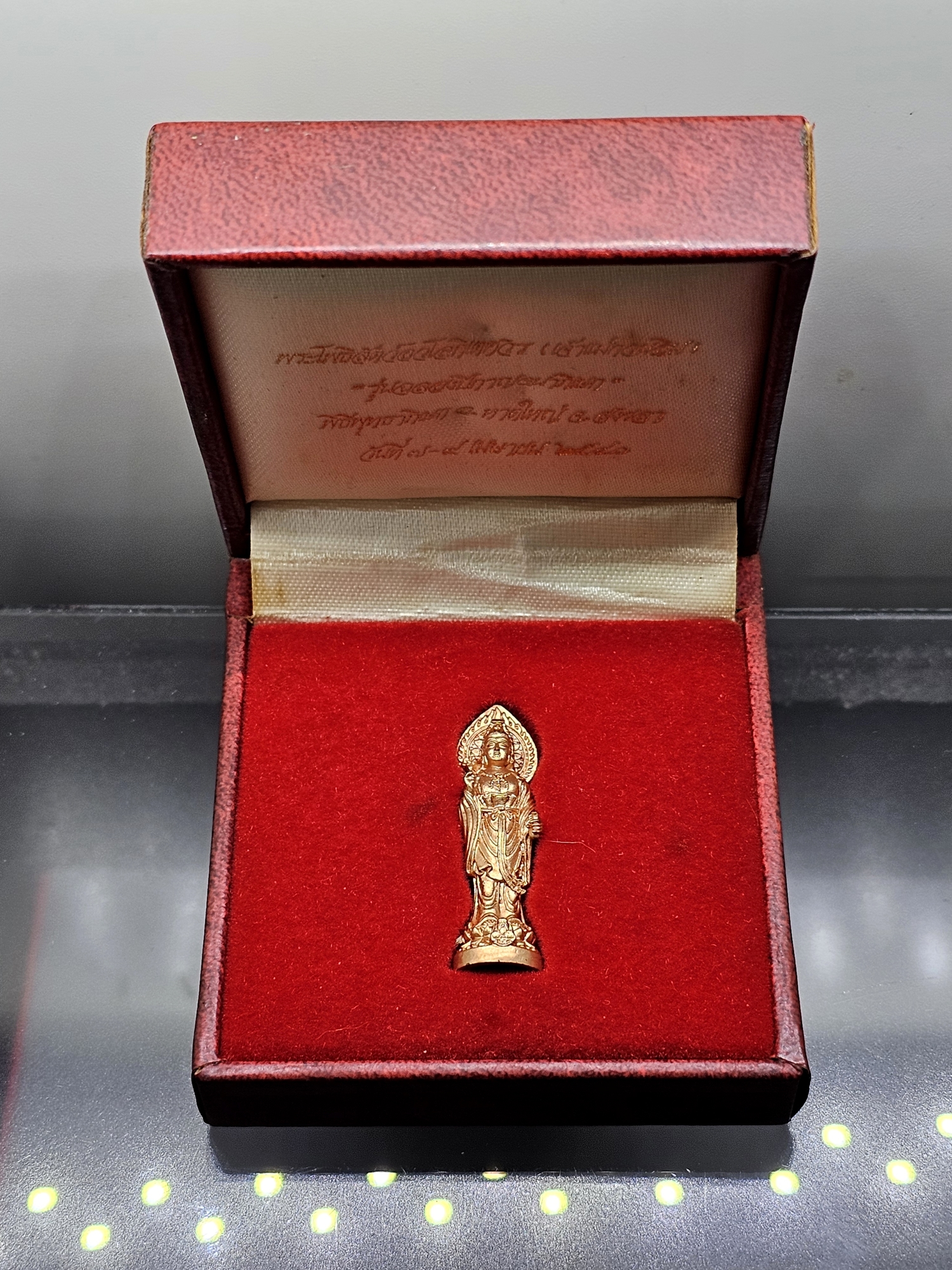 พระโพธิสัตว์อวโลกิเตศวร เนื้อกะหลั่ยนาค "เจ้าแม่กวนอิม" รุ่นฉลองปีกาญจนาภิเษก ปี2540 พร้อมกล่องเดิมๆ