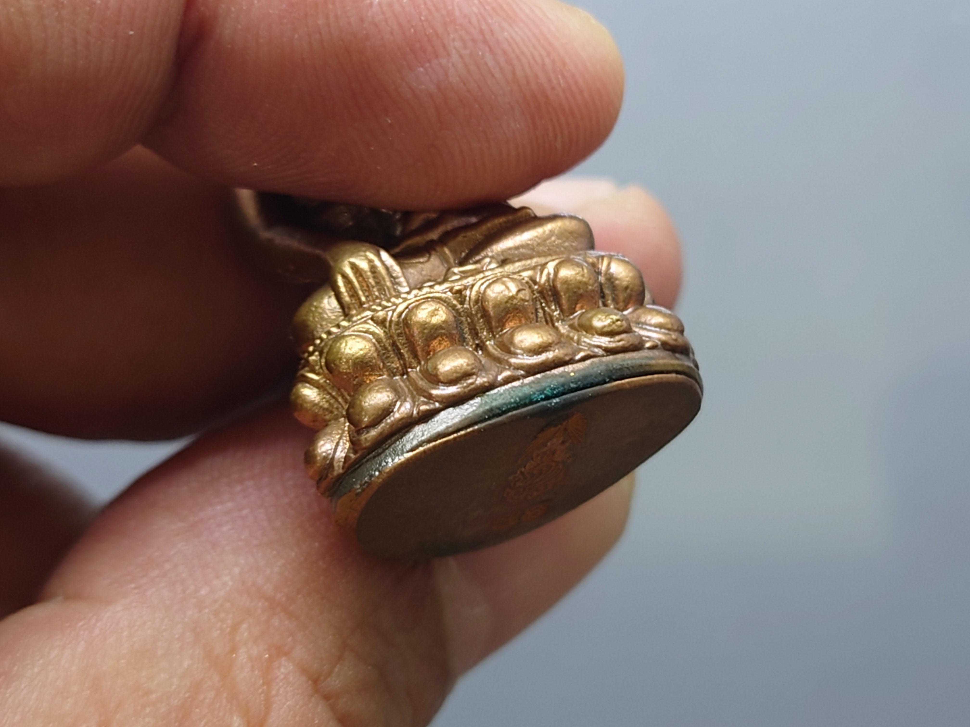 พระกริ่งพุทโธ ภ.ป.ร.เนื้อสัมฤทธิ์ ฐานทองแดง ขนาดสูง 3.8 ซ.ม.วัดบวรนิเวศวิหาร ปี2554 พร้อมกล่องเดิม