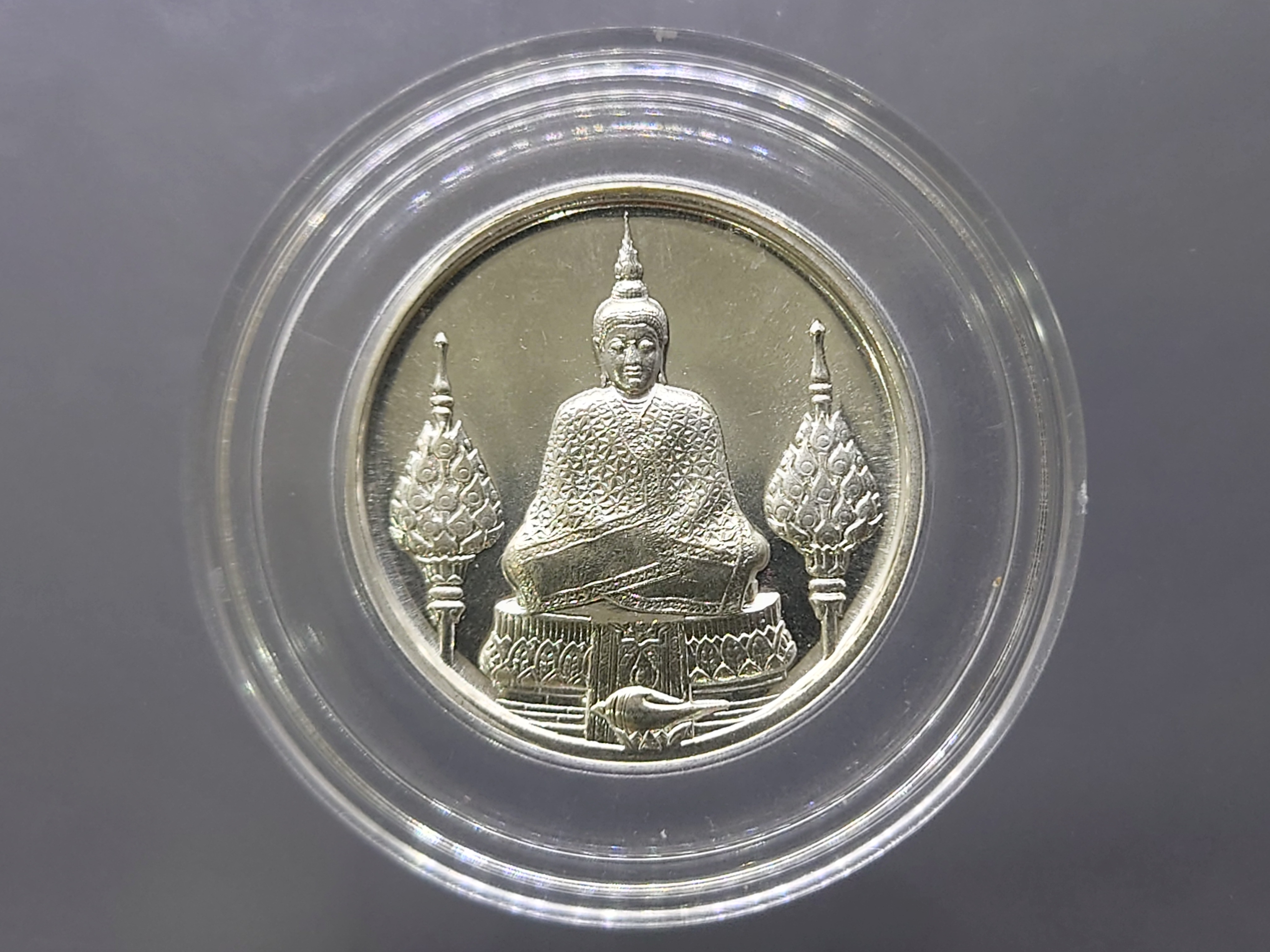 พระแก้วมรกต รุ่นแรก ทรงฤดูหนาว เนื้อเงิน หลัง ภปร ฉลองวัดพระศรืๆ (ด้านหลังไม่มีราชศรัทธา) ปี2525