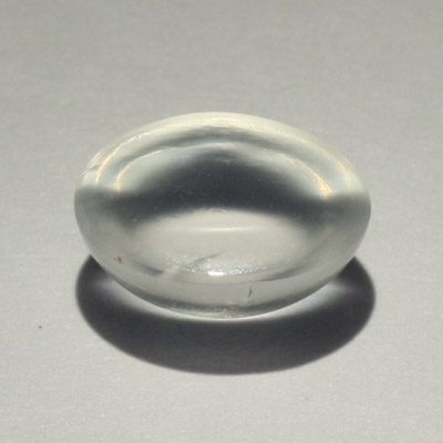 **ขายแล้ว**มูนสโตนตาแมว หรือ มุกดาหารตาแมว (Cat's eye Moonstone) 0.90 กะรัต สีขาว รูปไข่ เล็กๆน่ารัก