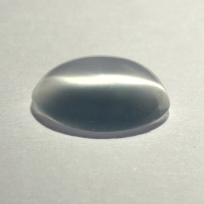 **ขายแล้ว**มูนสโตนตาแมว หรือ มุกดาหารตาแมว (Cat's eye Moonstone) 0.64 กะรัต สีขาว รูปไข่ เล็กๆน่ารัก