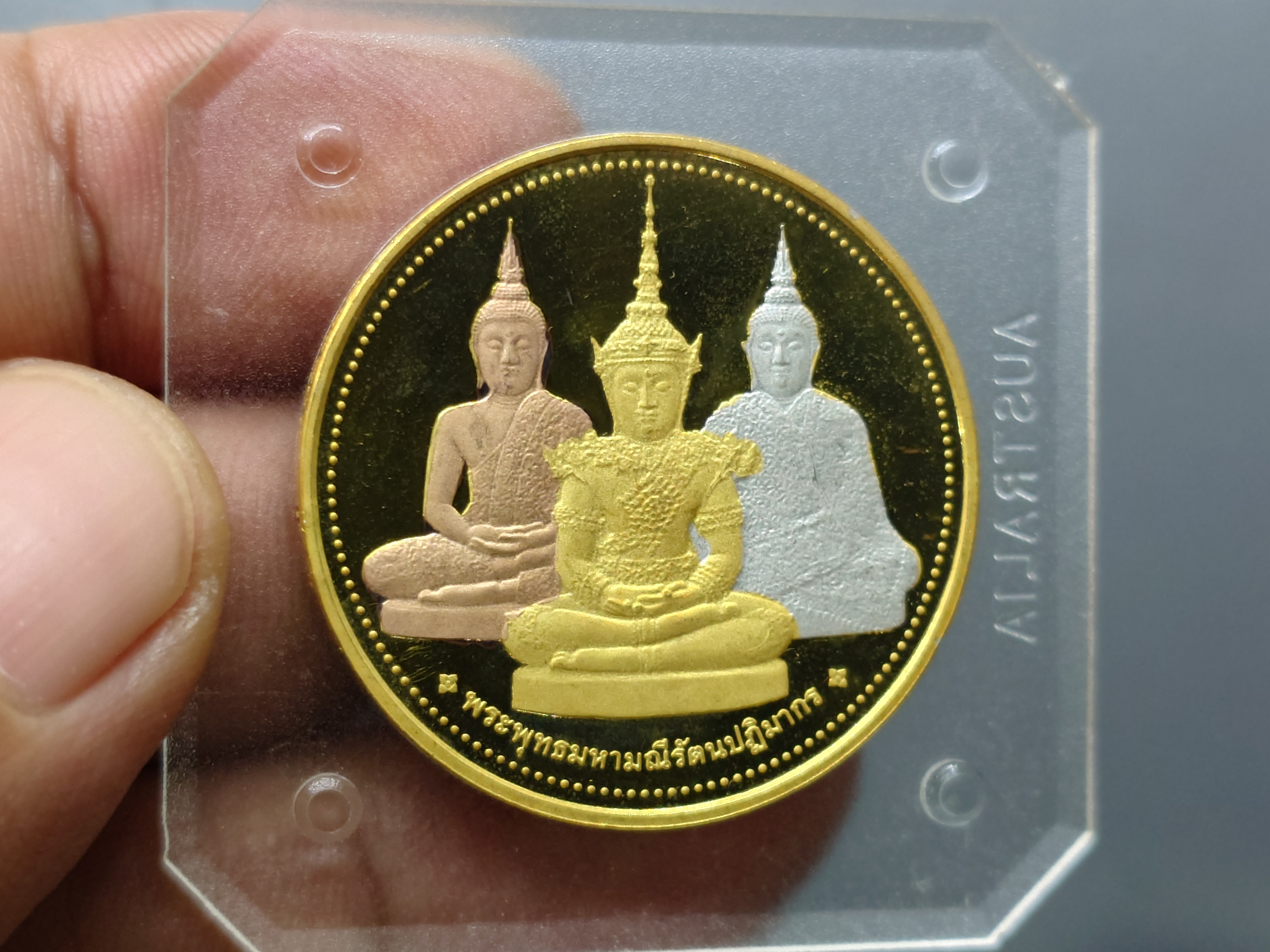 พระแก้วมรกตเครื่องทรง 3 ฤดู พระจอมเกล้าพระนครเหนือ เนื้อสามกษัตริย์ ขนาด 3.2 ซ.ม. 2538 ตลับเดิม หายาก