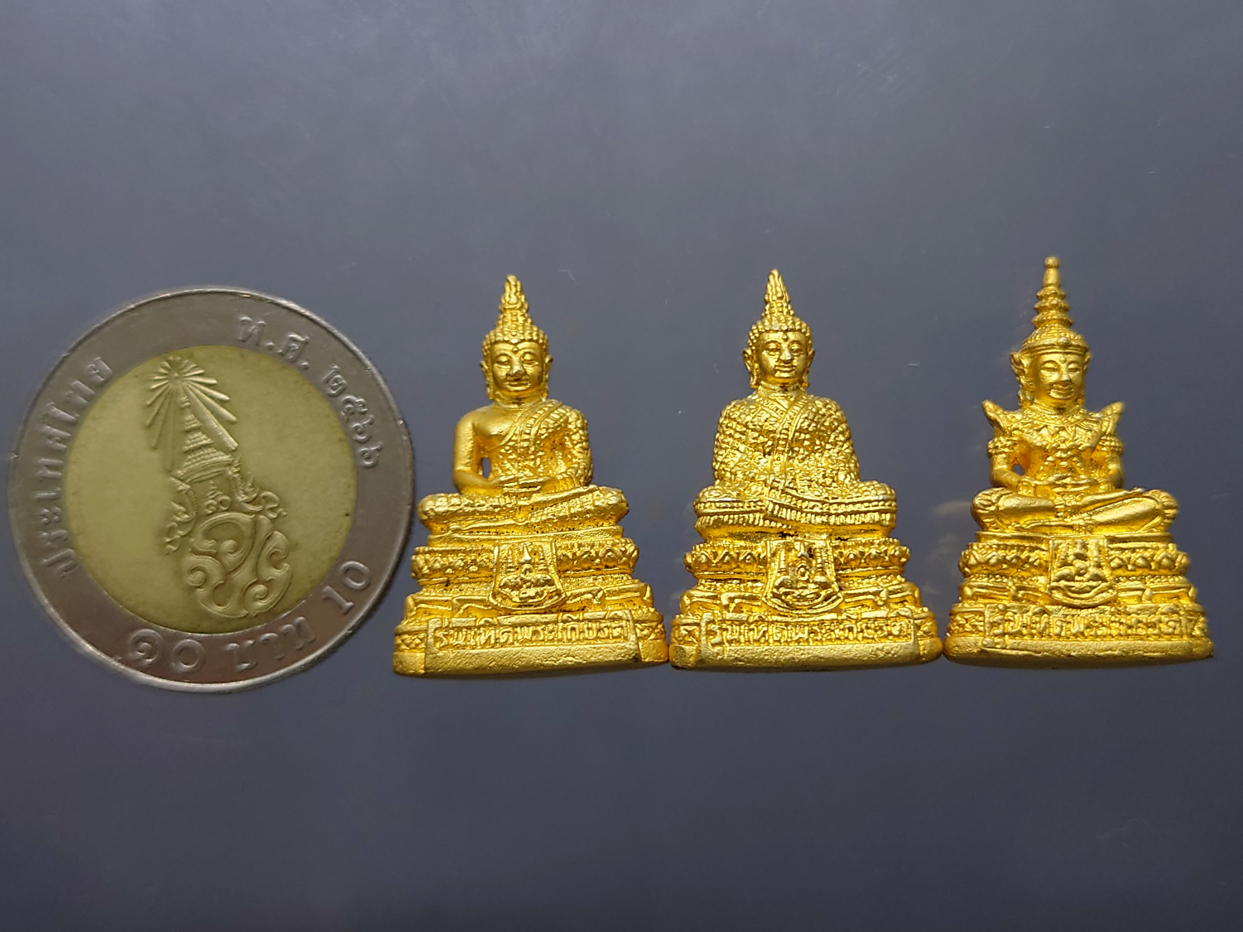 พระแก้วมรกต 3 ฤดู รุ่นเทอดพระเกียรติ เนื้อโลหะชุบทอง สองกษัตริย์ มหาพุทธาภิเษก ณ วัดพระศรีรัตนศาสดาราม ปี2540 พร้อมกล่องเดิม