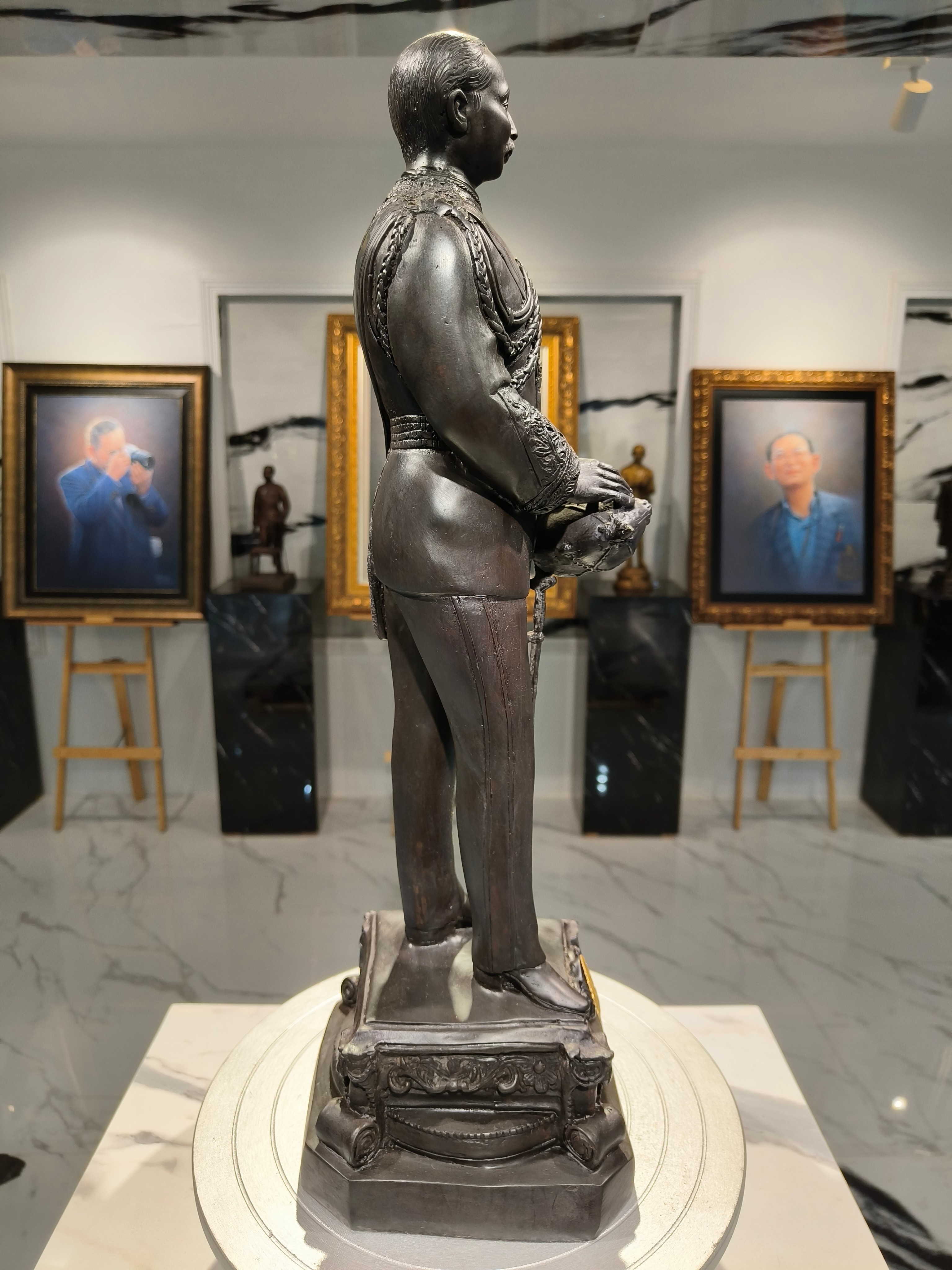 รูปหล่อ รัชกาลที่ 5 หน้าตัก 9 นิ้ว (จมร) จัดสร้างโดยมหาจุฬาลงกรณ์ราชวิทยาลัย(จมร) เนื่องในโอกาสพระบรมราชสมภพครบ 150 ปี พิธีใหญ่ ณ วัดพระแก้ว กรุงเทพมหานคร พ.ศ. 2546