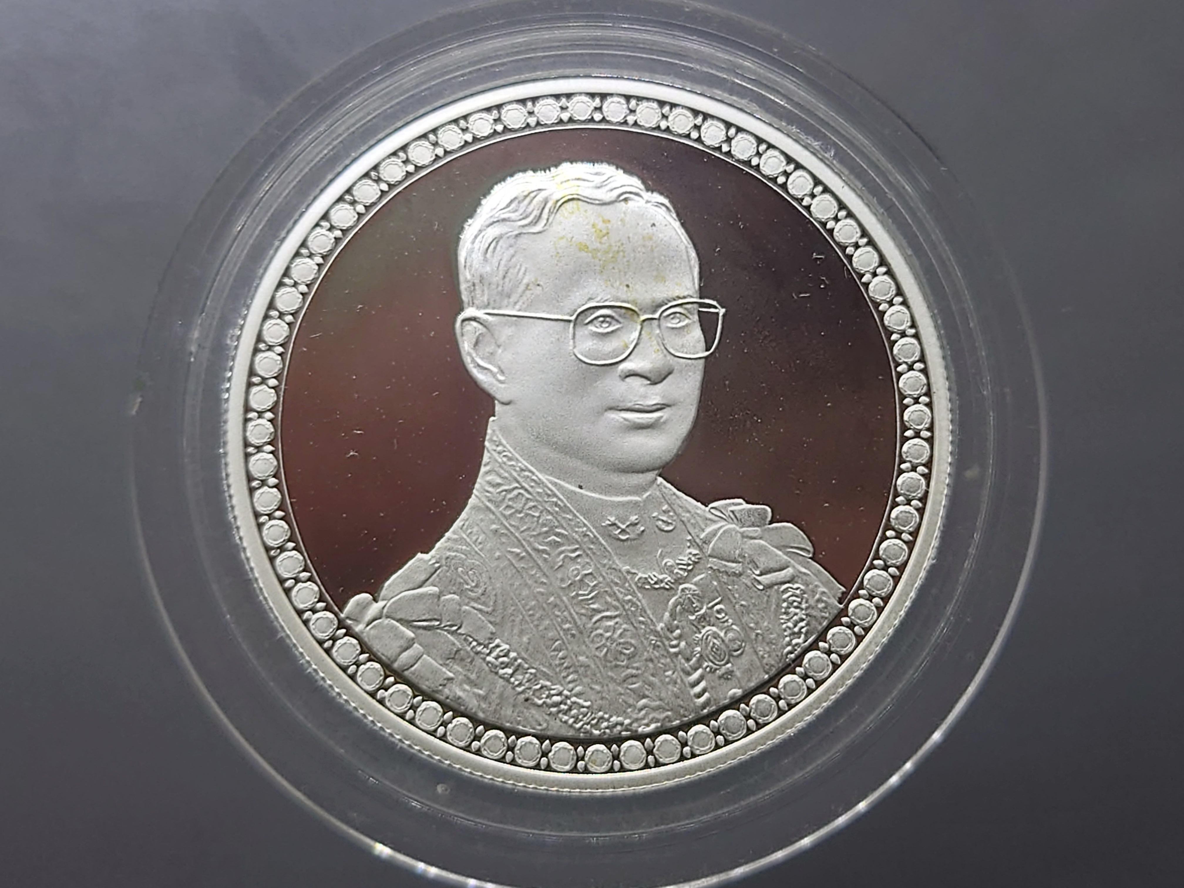 เหรียญเงินขัดเงา-โฮโรแกรม ฉลองสิริราชสมบัติครบ 60 ปี พร้อมกล่องไม้ และใบเซอร์ พ.ศ.2549