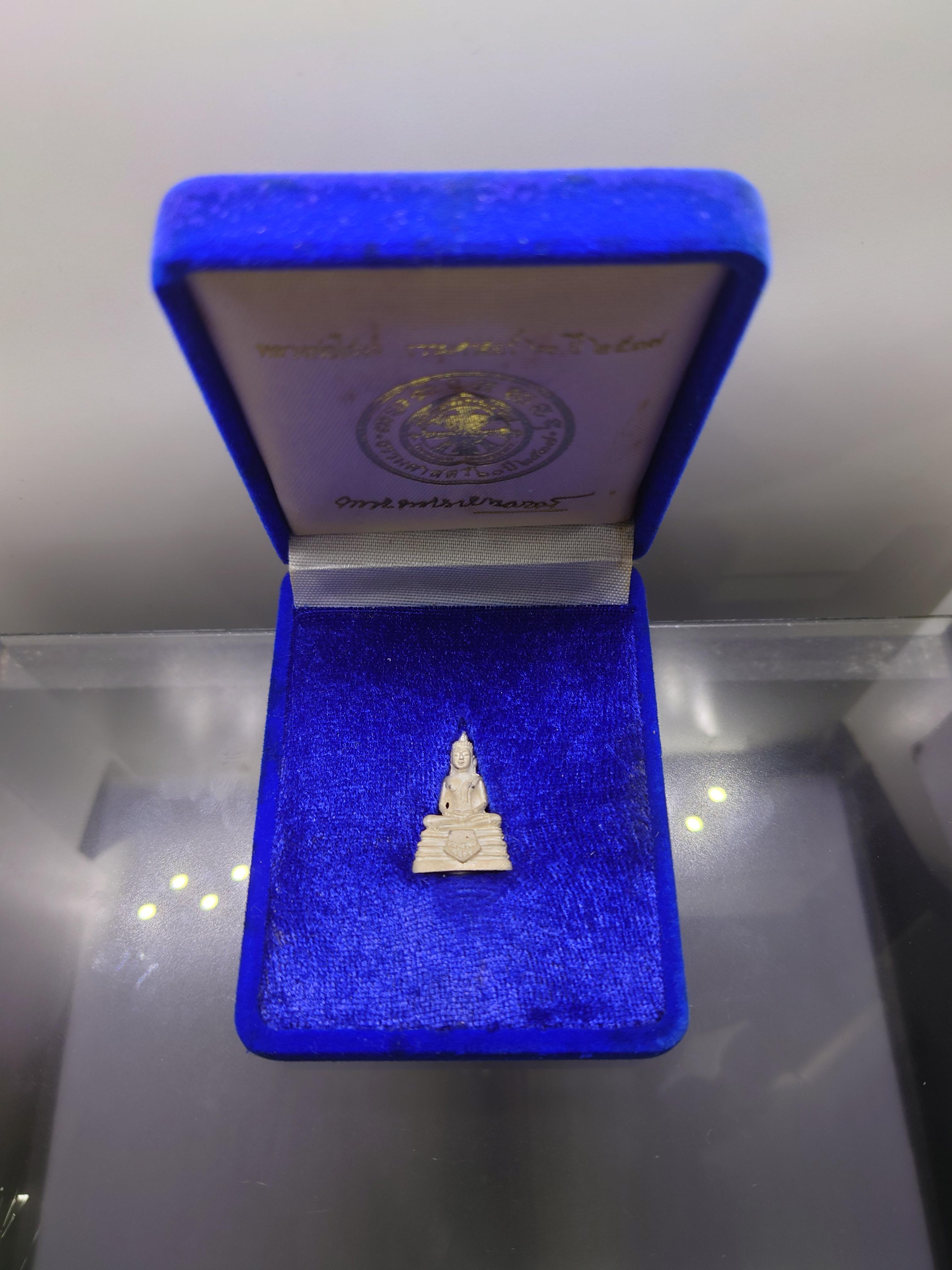 พระกริ่งหลวงพ่อโสธร รุ่นธรรมศาสตร์ 60 ปี เนื้อเงิน พุทธาภิเษก ณ อุโบสถวัดโสธรวราราม ปี2537 พร้อมกล่องเดิม