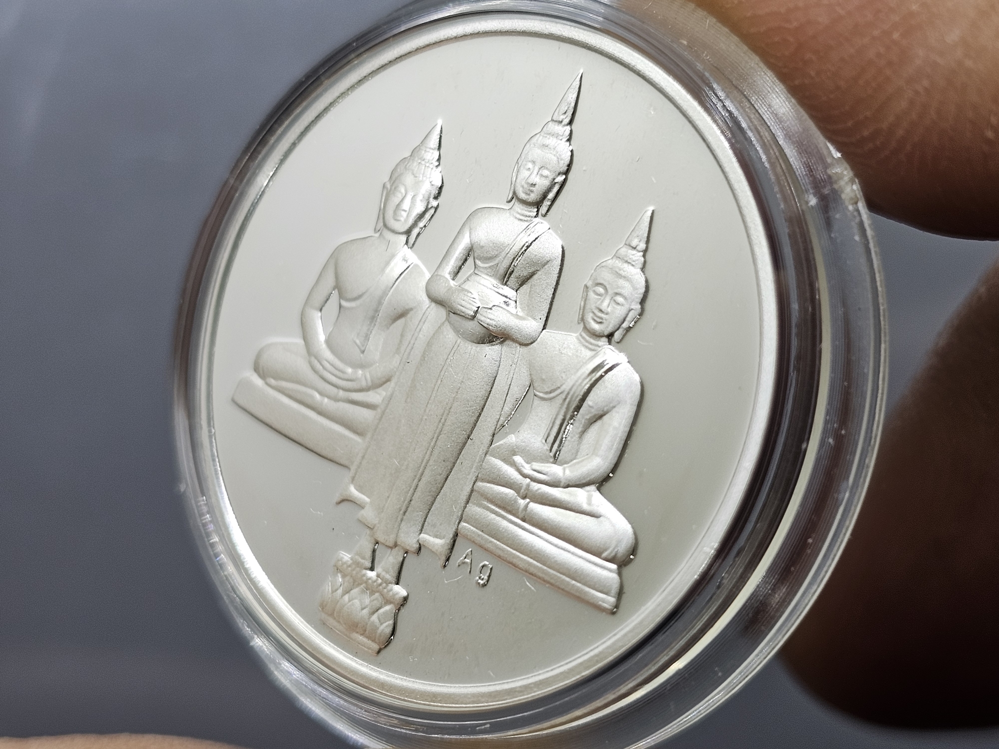 เหรียญสามพี่น้อง เนื้อเงินขัดเงา พระพุทธโสธร พระบ้านแหลม พระวัดไร่ขิง พ.ศ.2539 พร้อมกล่องและการ์ดรับรอง สวยๆเดิมๆ จัดสร้างน้อย