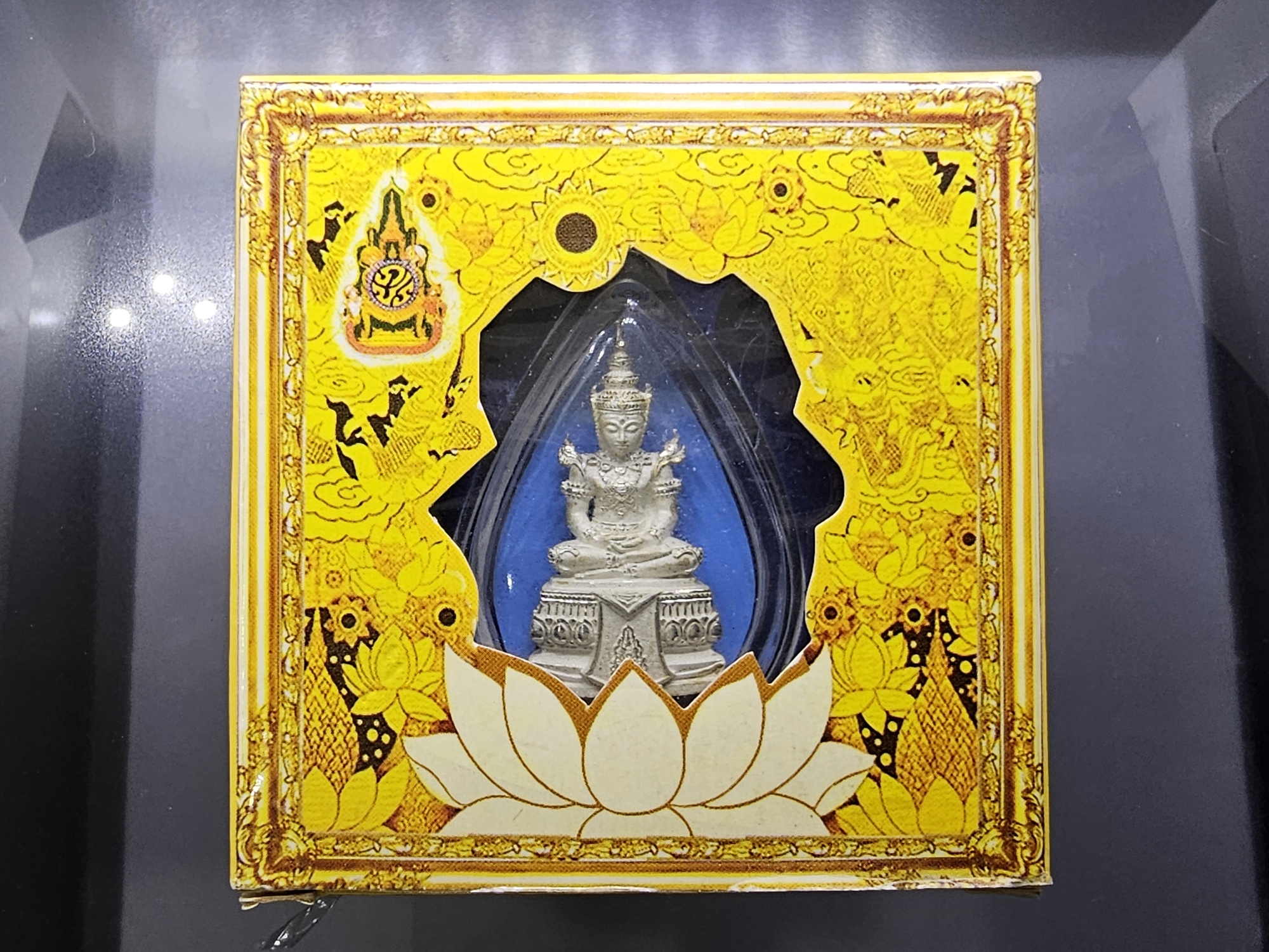 พระแก้วมรกต กรมสรรพสามิต เนื้อเงิน พิมพ์ใหญ่ ขนาดสูง 3.5 เซน กรมสรรพสามิต สร้าง ในพระบรมราชานุญาต ปี2550 ตลับเดิม กล่องเดิม
