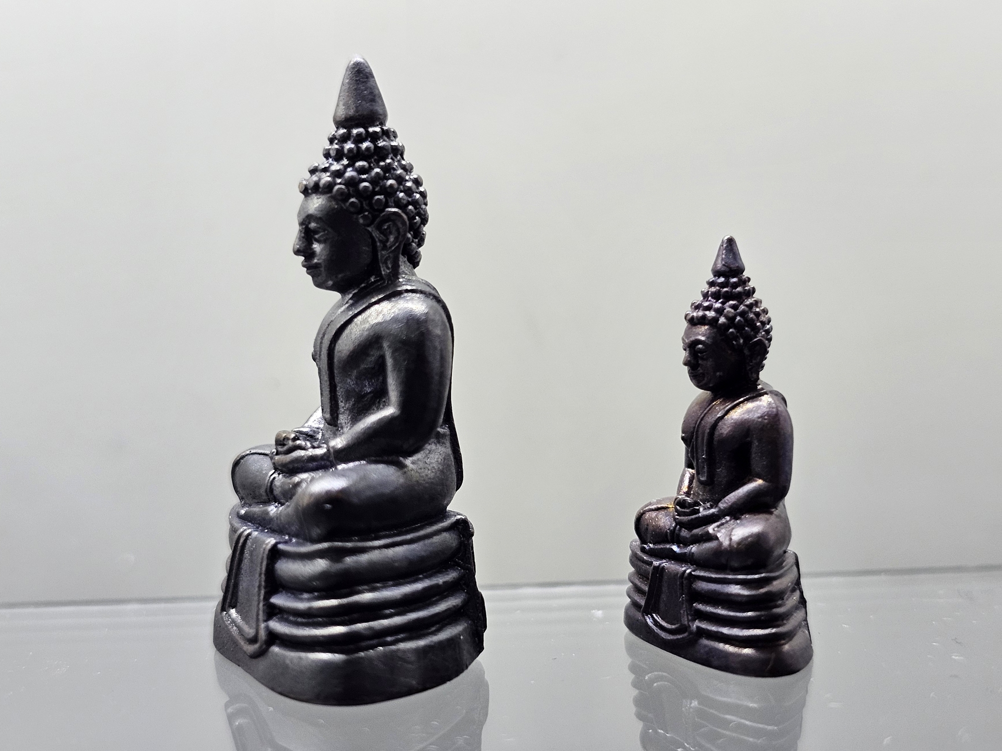 พระกริ่งพุทธโสธร "ชุด พิมพ์เล็ก พิมพ์ใหญ่" เนื้อโลหะรมดำ รุ่น ประวัติศาสตร์เปิดอาคารสำนักงาน ตำรวจแห่งชาติ พ.ศ.2543 พร้อมกล่องเดิม