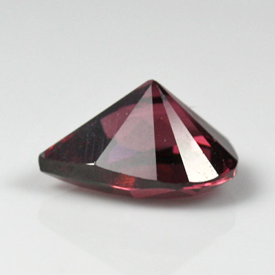 โกเมนสีม่วงหรือโรโดไลท์ (Rhodolite Garnet) 1.96 กะรัต สีม่วง รูปร่างหยดน้ำ