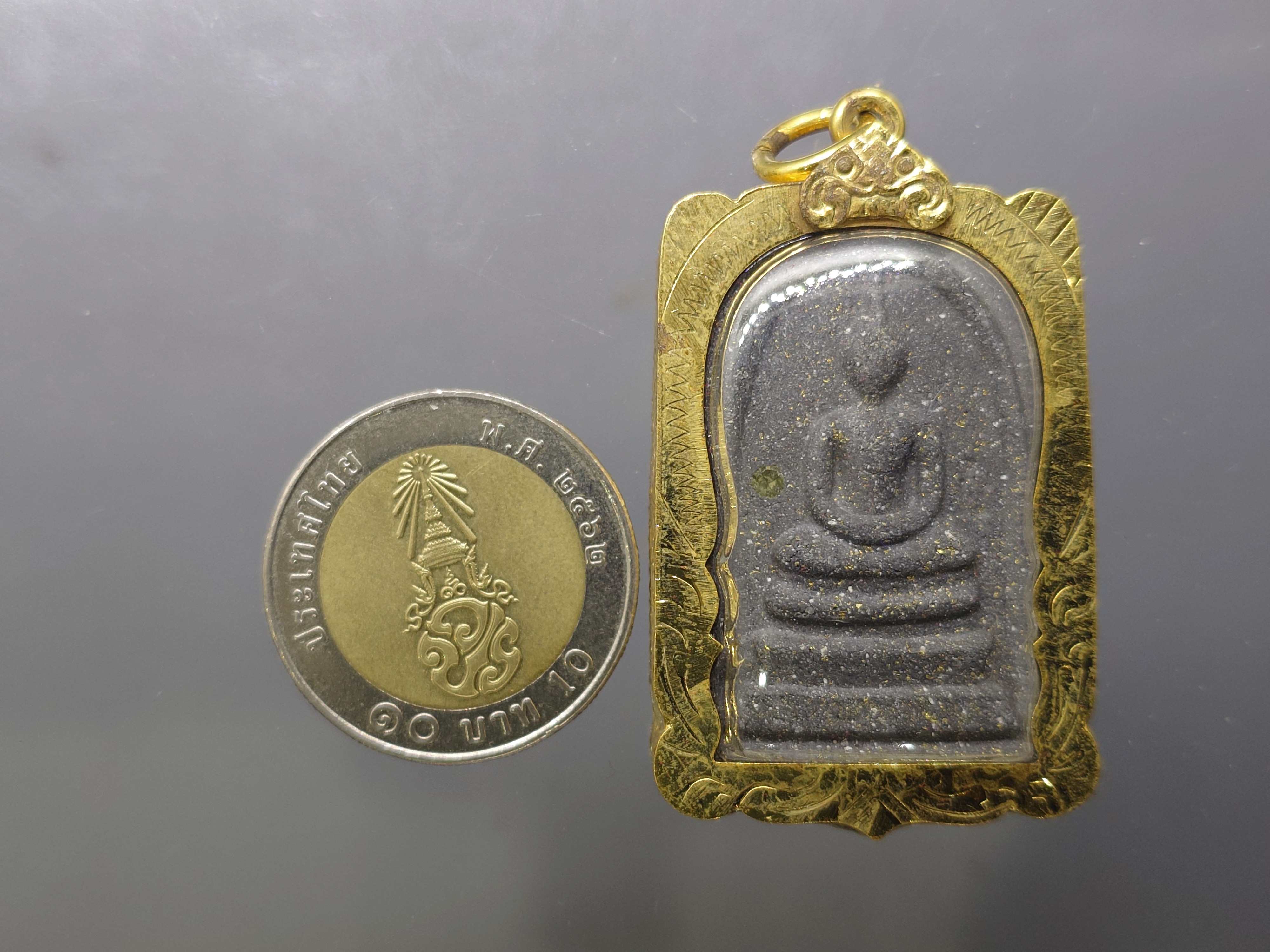 พระสมเด็จผงพรายกุมาร รุ่นเศรษฐีชินบัญชร หลวงปู่ทิม อิสริโก มูลนิธิพุทธคยา จัดสร้าง ปี2558 พร้อมกล่องเดิม